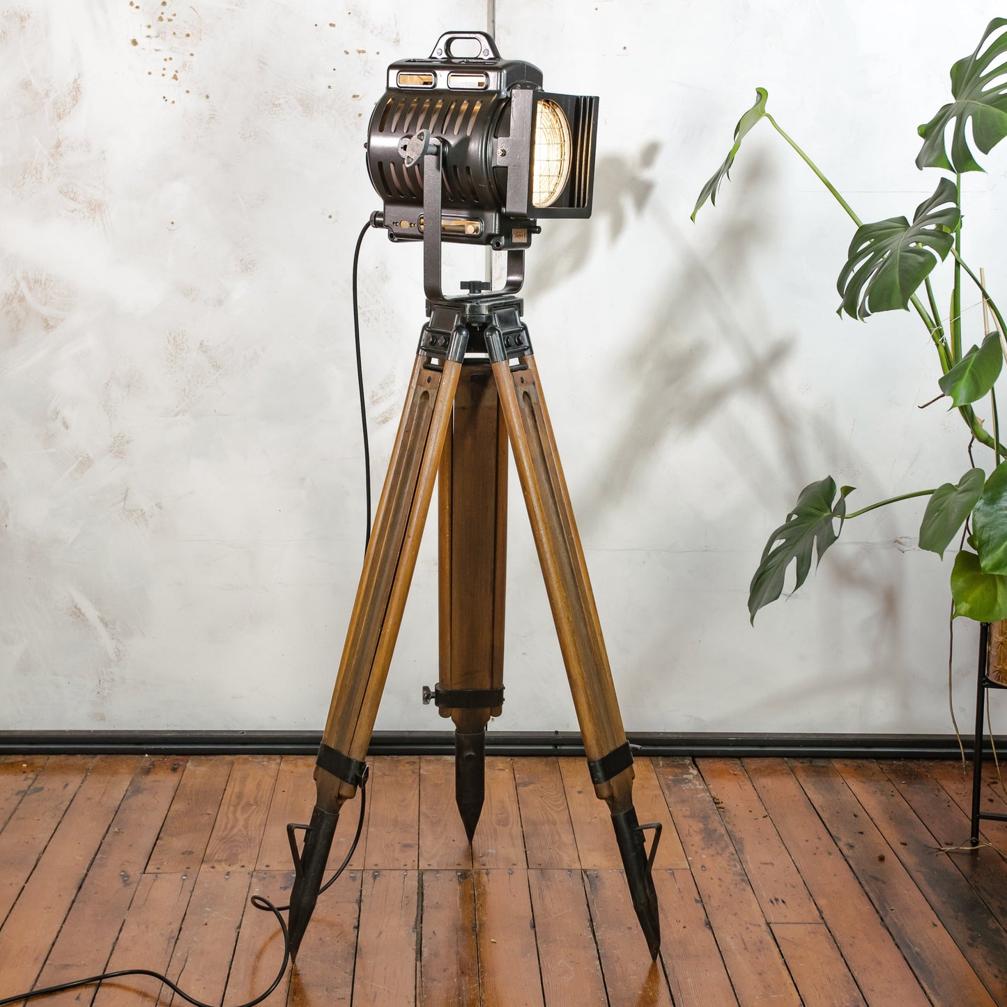 Vintage ARRI 1950s Film Spotlight Floor Lamp, Hollywood Style Upcycled Lighting on Wooden Tripod, Arnold & Richter München Cinema lighting