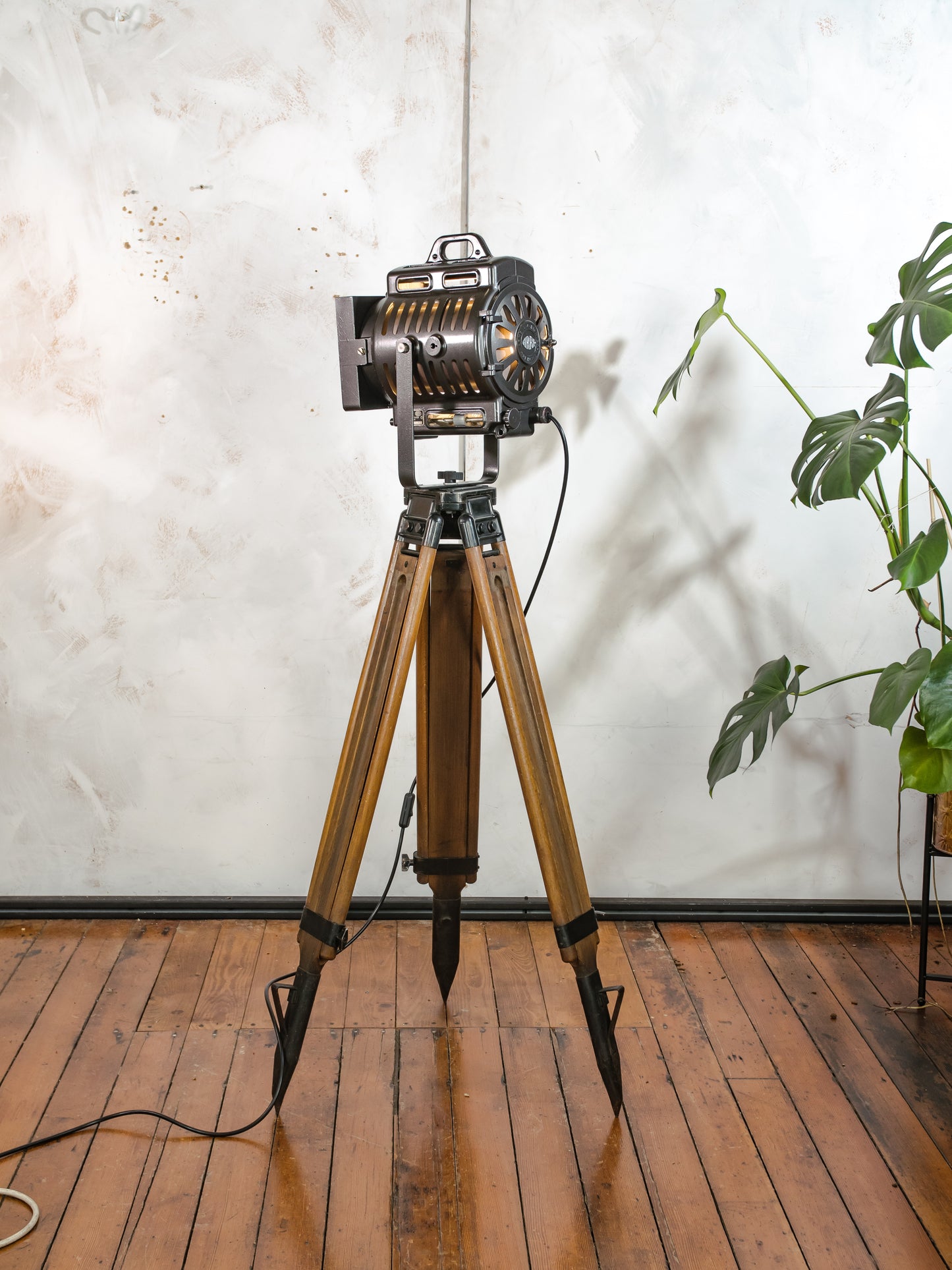 Vintage ARRI 1950s Film Spotlight Floor Lamp, Hollywood Style Upcycled Lighting on Wooden Tripod, Arnold & Richter München Cinema lighting