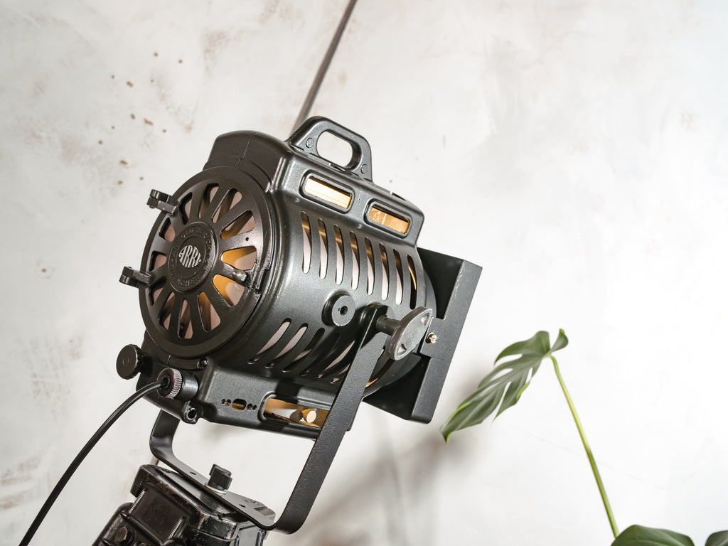 Vintage ARRI jaren 50 Filmlamp Staande Lamp, Hollywood Stijl Upcycled Verlichting op Houten Statief, Arnold & Richter München Bioscoopverlichting