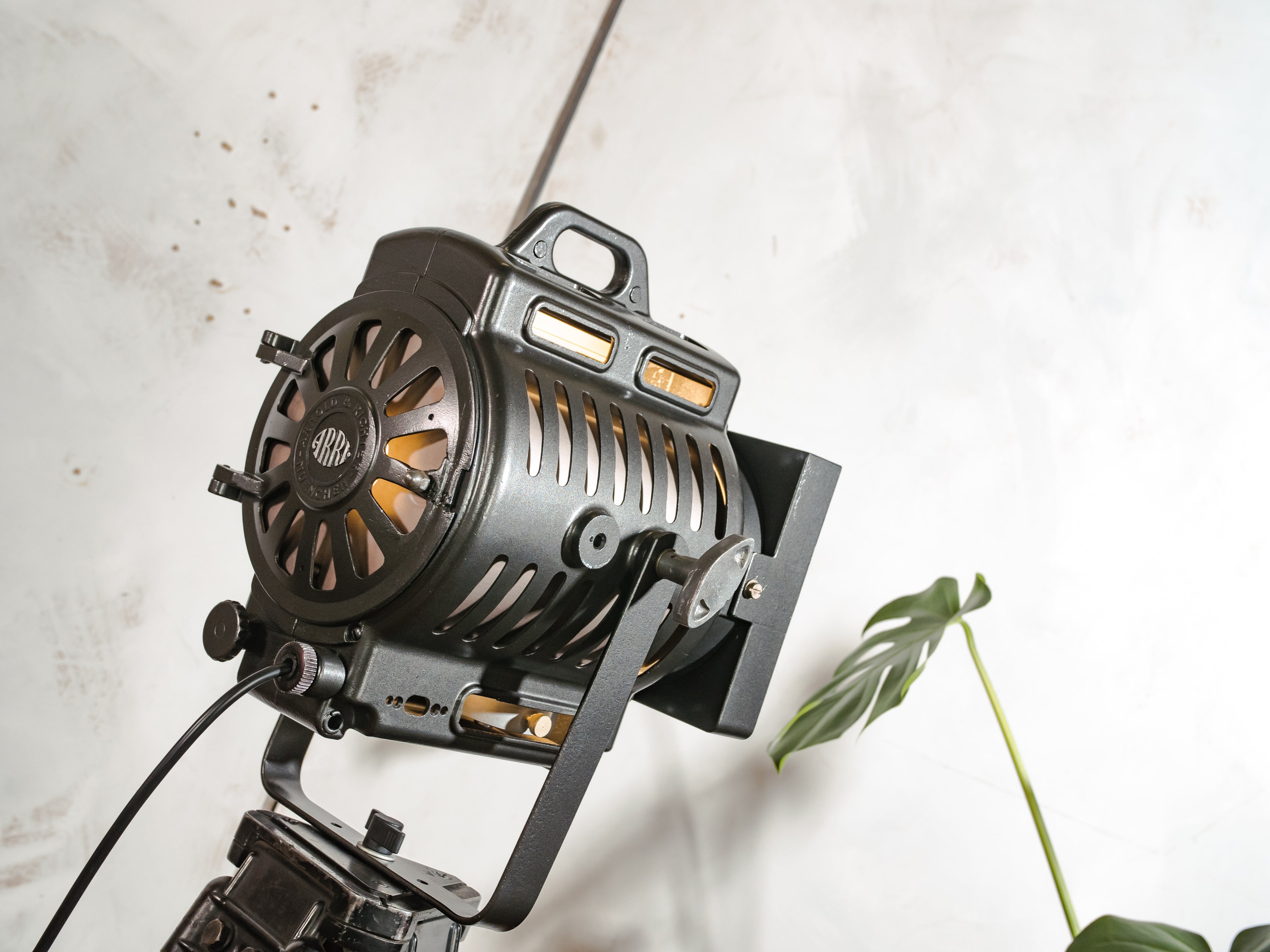Vintage ARRI jaren 50 Filmlamp Staande Lamp, Hollywood Stijl Upcycled Verlichting op Houten Statief, Arnold & Richter München Bioscoopverlichting