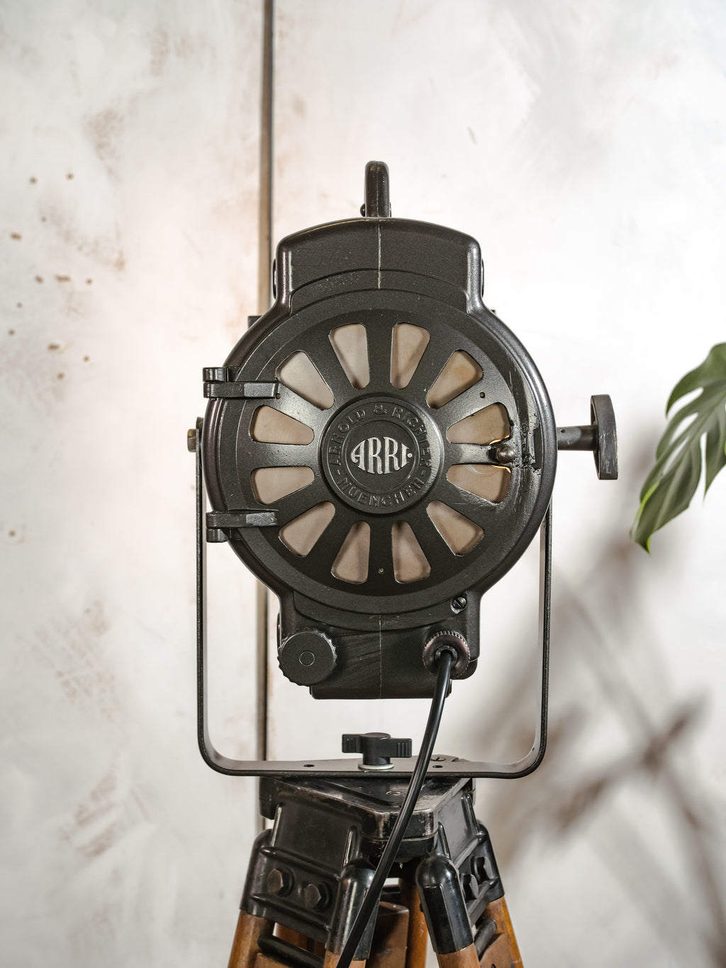 Vintage ARRI jaren 50 Filmlamp Staande Lamp, Hollywood Stijl Upcycled Verlichting op Houten Statief, Arnold & Richter München Bioscoopverlichting