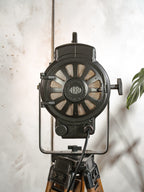 Vintage ARRI jaren 50 Filmlamp Staande Lamp, Hollywood Stijl Upcycled Verlichting op Houten Statief, Arnold & Richter München Bioscoopverlichting