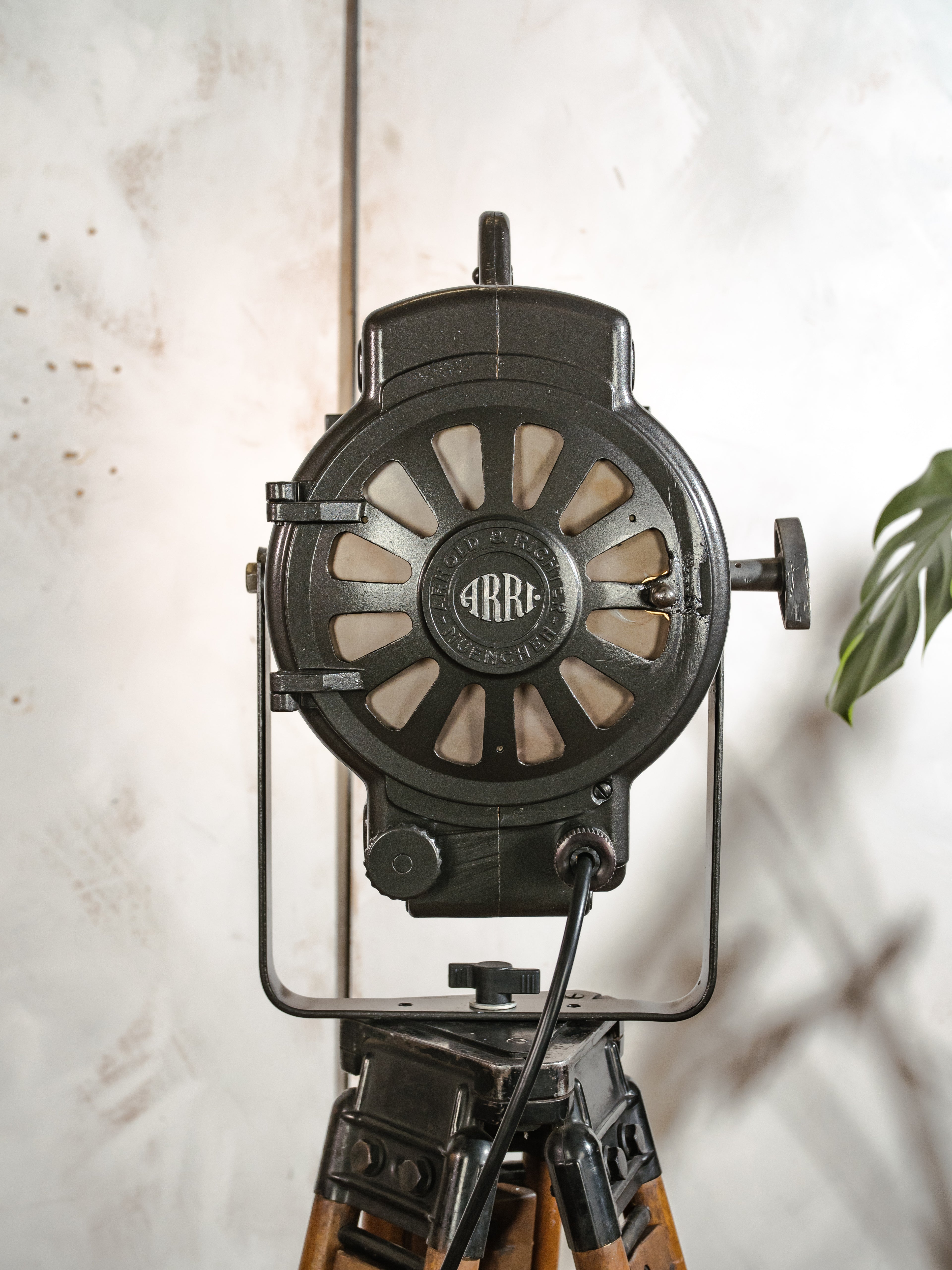 Vintage ARRI jaren 50 Filmlamp Staande Lamp, Hollywood Stijl Upcycled Verlichting op Houten Statief, Arnold & Richter München Bioscoopverlichting
