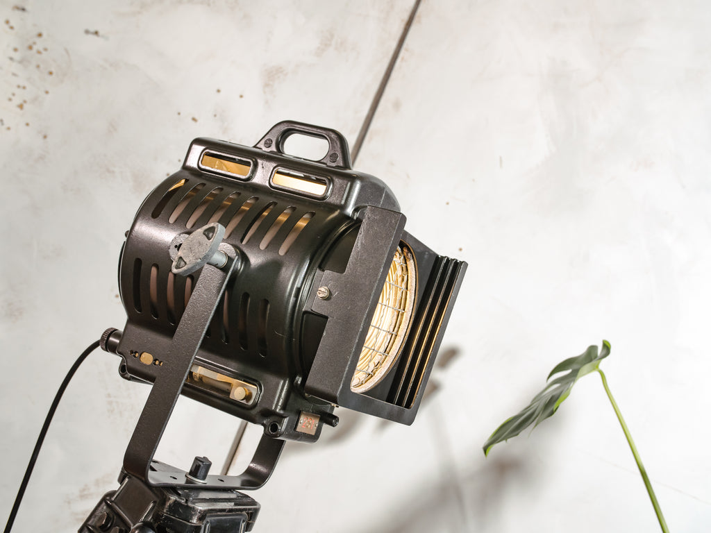 Vintage ARRI jaren 50 Filmlamp Staande Lamp, Hollywood Stijl Upcycled Verlichting op Houten Statief, Arnold & Richter München Bioscoopverlichting