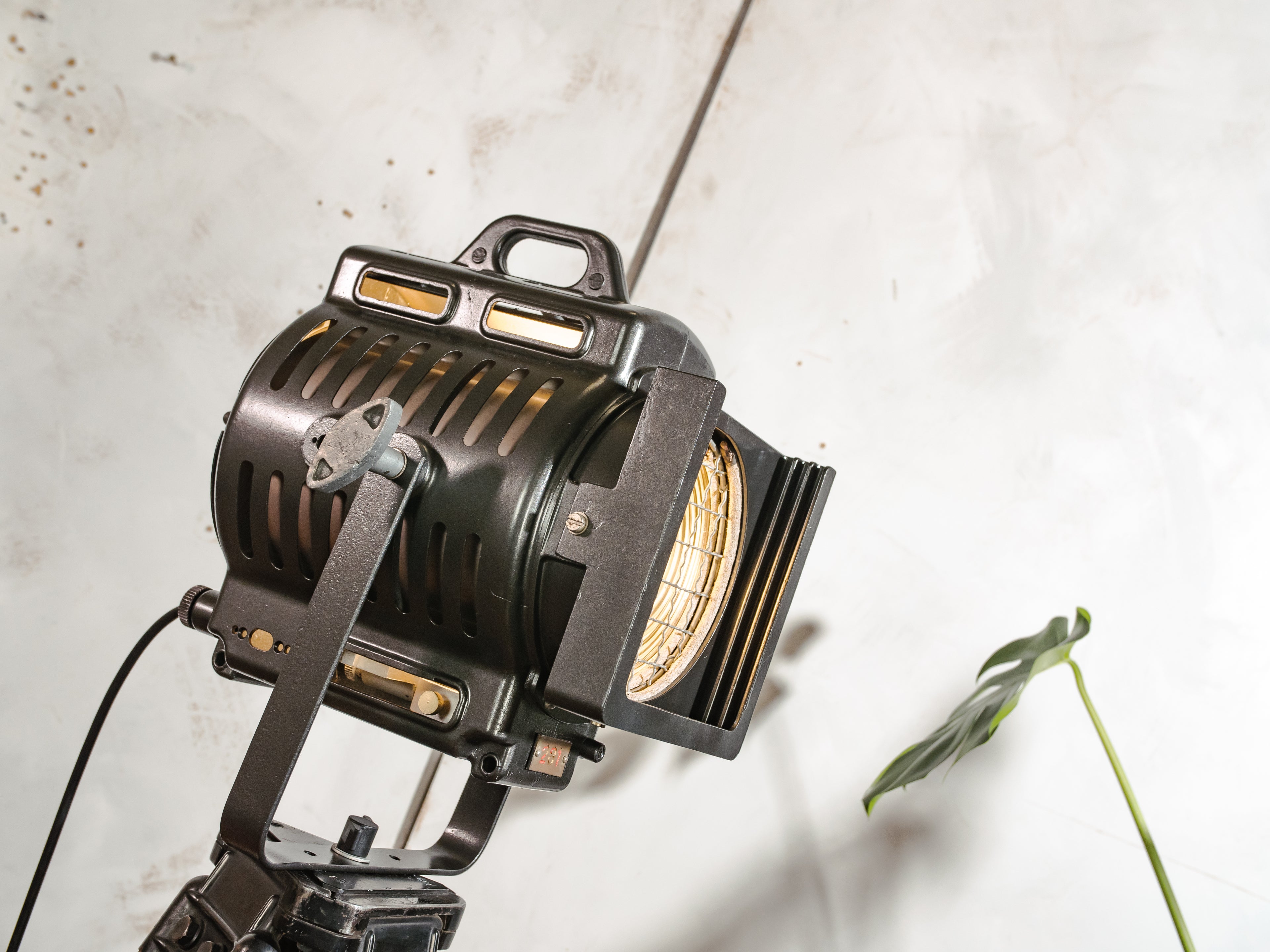Vintage ARRI jaren 50 Filmlamp Staande Lamp, Hollywood Stijl Upcycled Verlichting op Houten Statief, Arnold & Richter München Bioscoopverlichting