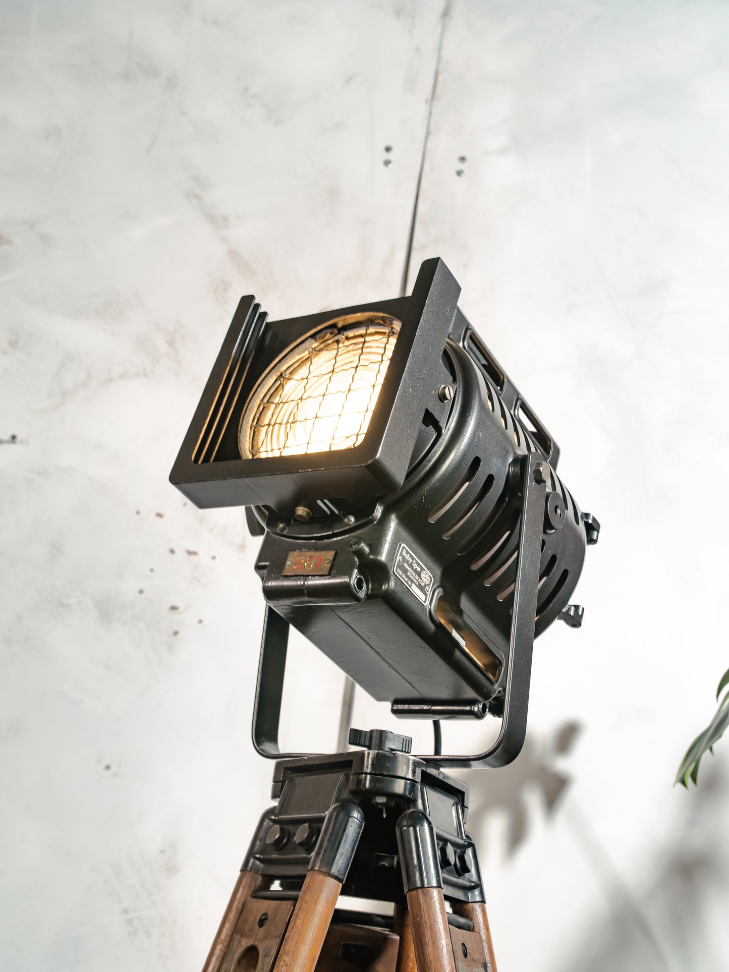 Vintage ARRI 1950s Film Spotlight Floor Lamp, Hollywood Style Upcycled Lighting on Wooden Tripod, Arnold & Richter München Cinema lighting