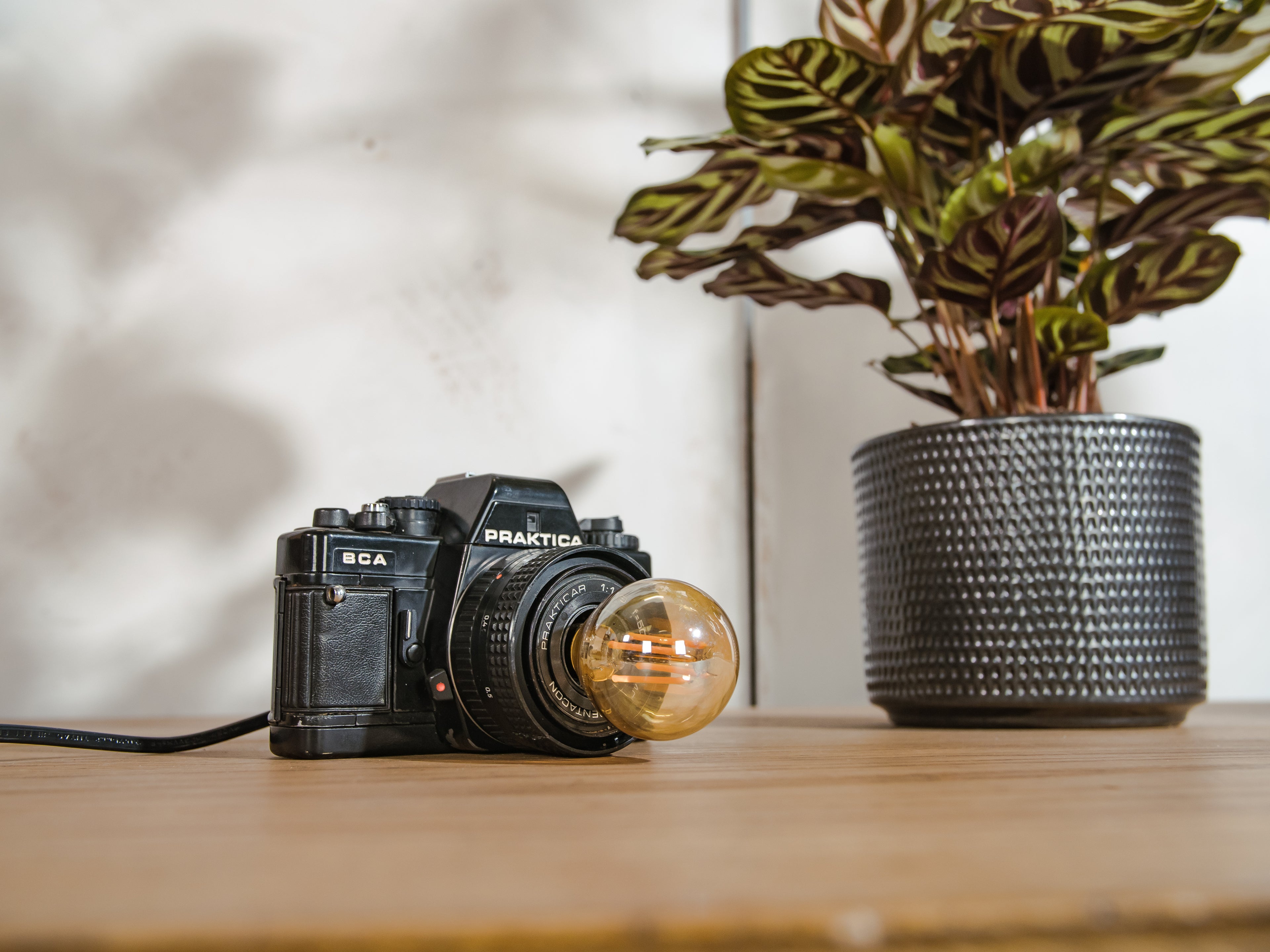 Vintage Fotocamera Bureaulamp, Praktica BCA Electronic met 50mm Lens, Geüpcycled woondecoratie Tafellamp