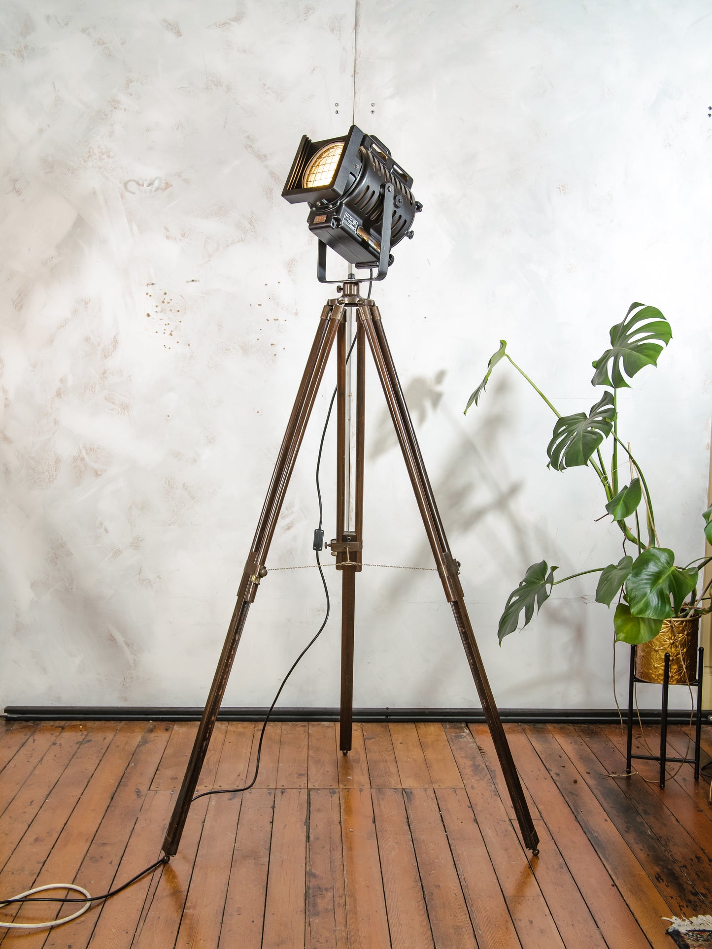 Arnold & Richter Movie Spotlight 1950s, ARRI 500 Watt Fresnel Baby Spot, German Projector on a Teak Wooden Adjustable Tripod, Floor Lamp