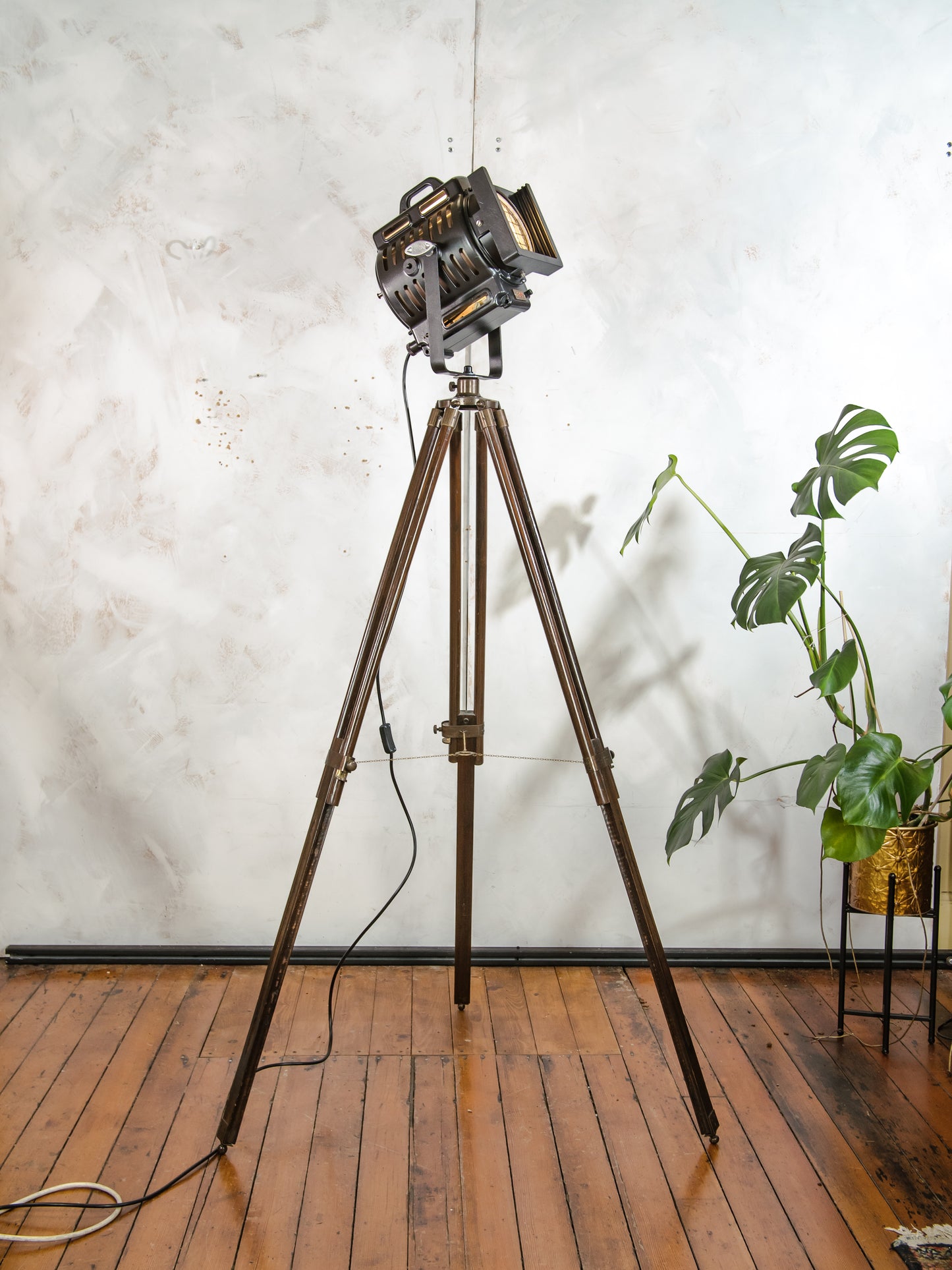 Arnold & Richter Movie Spotlight 1950s, ARRI 500 Watt Fresnel Baby Spot, German Projector on a Teak Wooden Adjustable Tripod, Floor Lamp