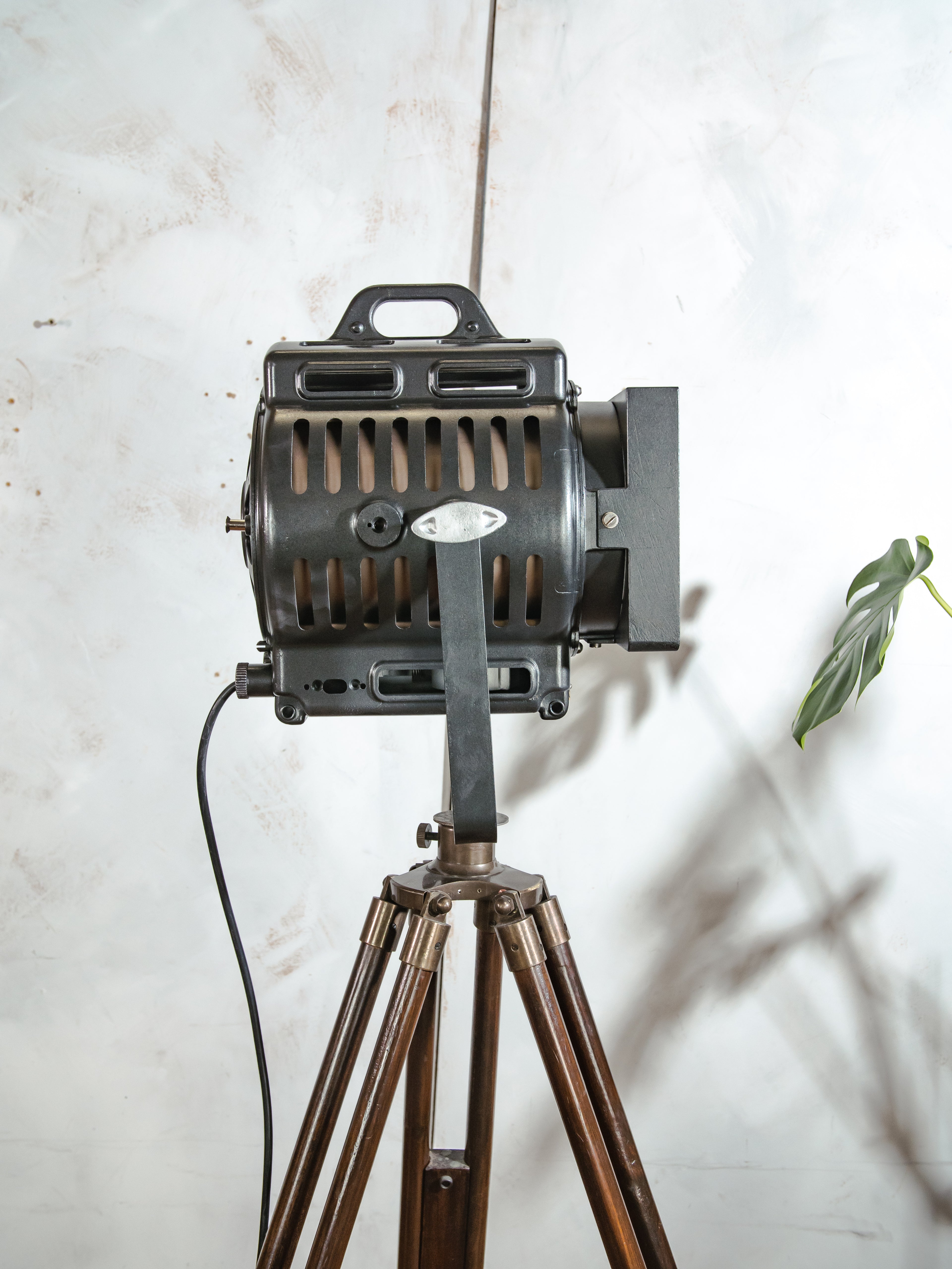 Arnold & Richter Movie Spotlight 1950s, ARRI 500 Watt Fresnel Baby Spot, German Projector on a Teak Wooden Adjustable Tripod, Floor Lamp