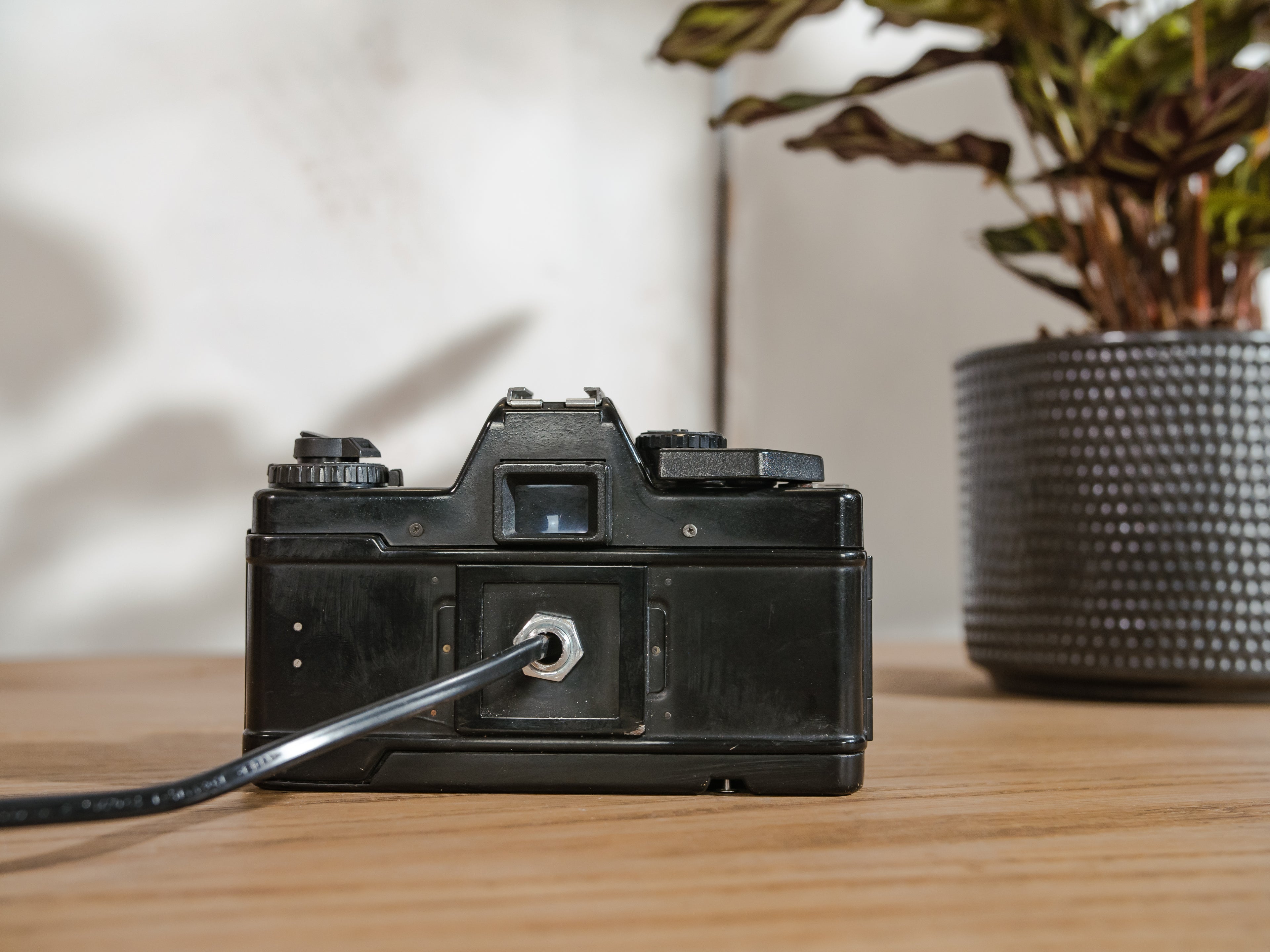 Vintage Fotocamera Bureaulamp, Praktica BCA Electronic met 50mm Lens, Geüpcycled woondecoratie Tafellamp