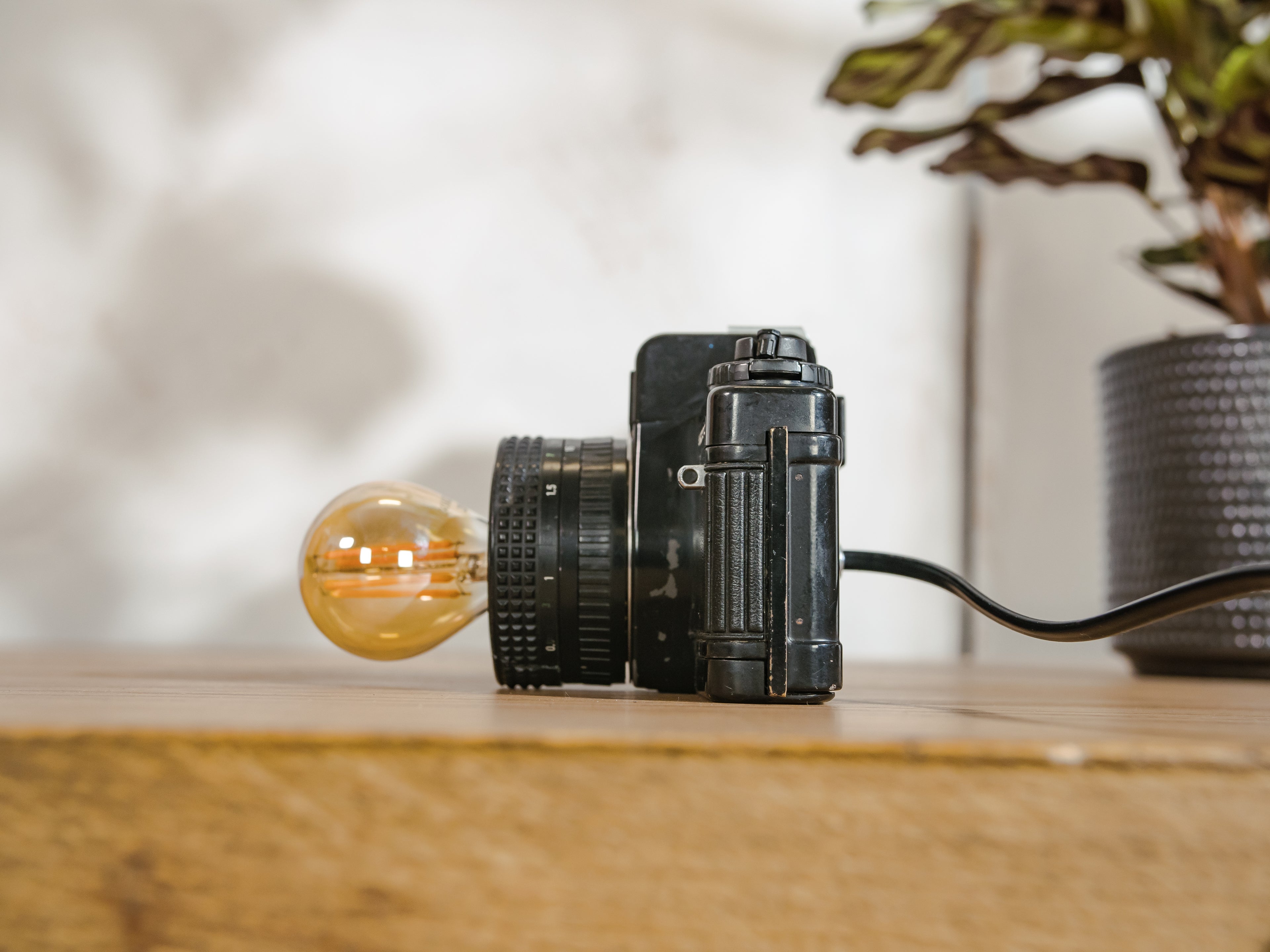 Vintage Fotocamera Bureaulamp, Praktica BCA Electronic met 50mm Lens, Geüpcycled woondecoratie Tafellamp