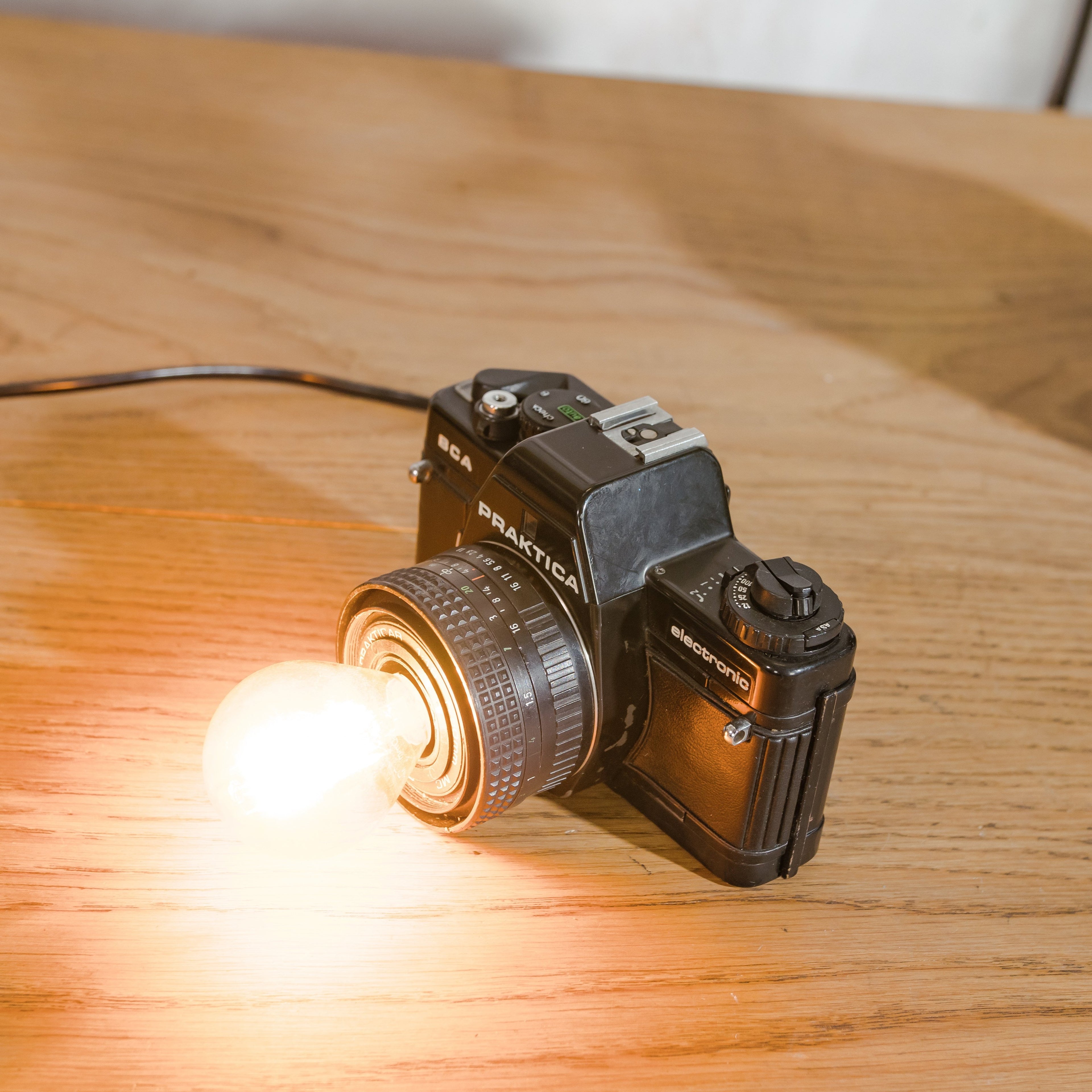 Vintage Fotocamera Bureaulamp, Praktica BCA Electronic met 50mm Lens, Geüpcycled woondecoratie Tafellamp