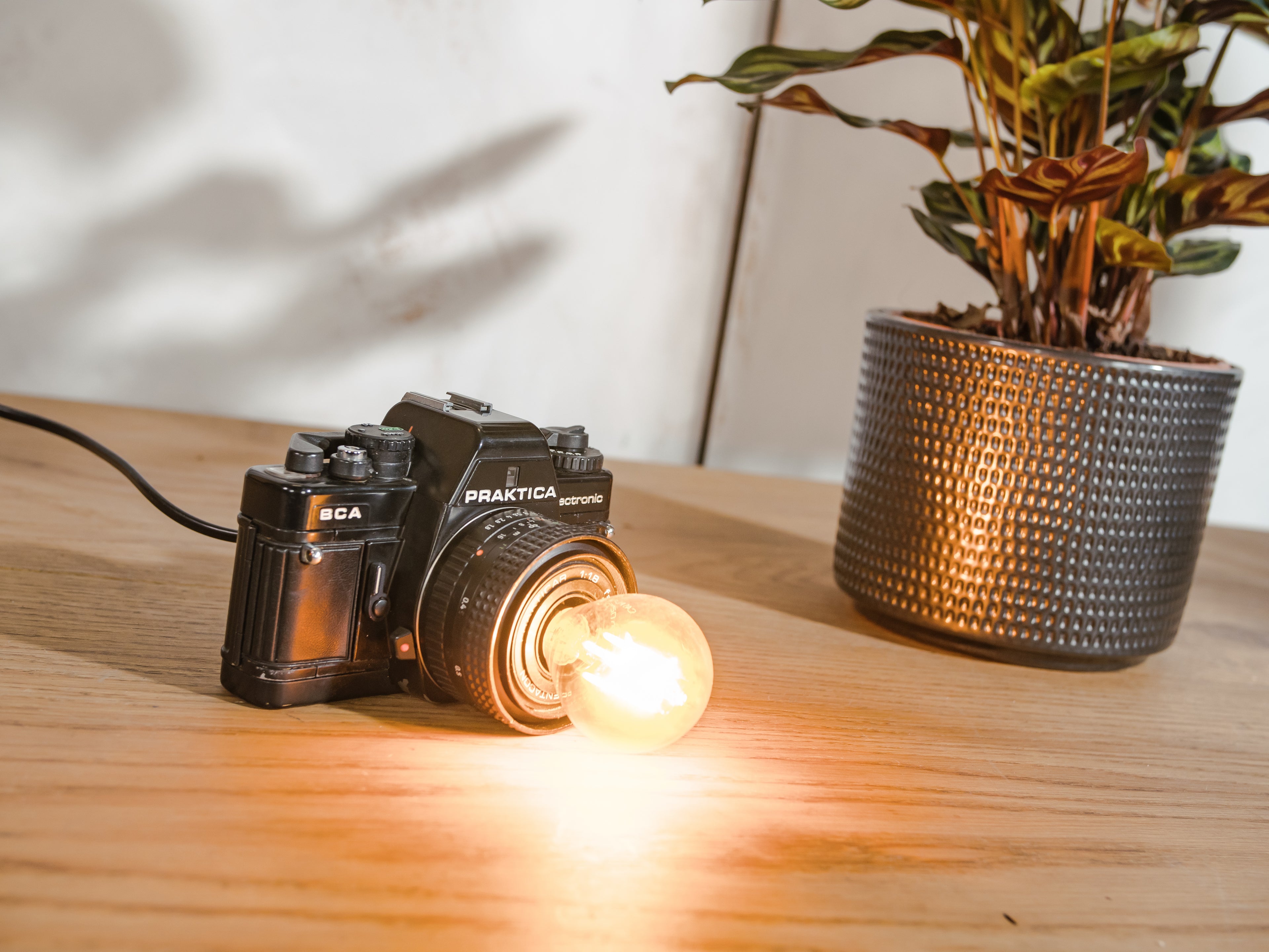 Vintage Fotocamera Bureaulamp, Praktica BCA Electronic met 50mm Lens, Geüpcycled woondecoratie Tafellamp