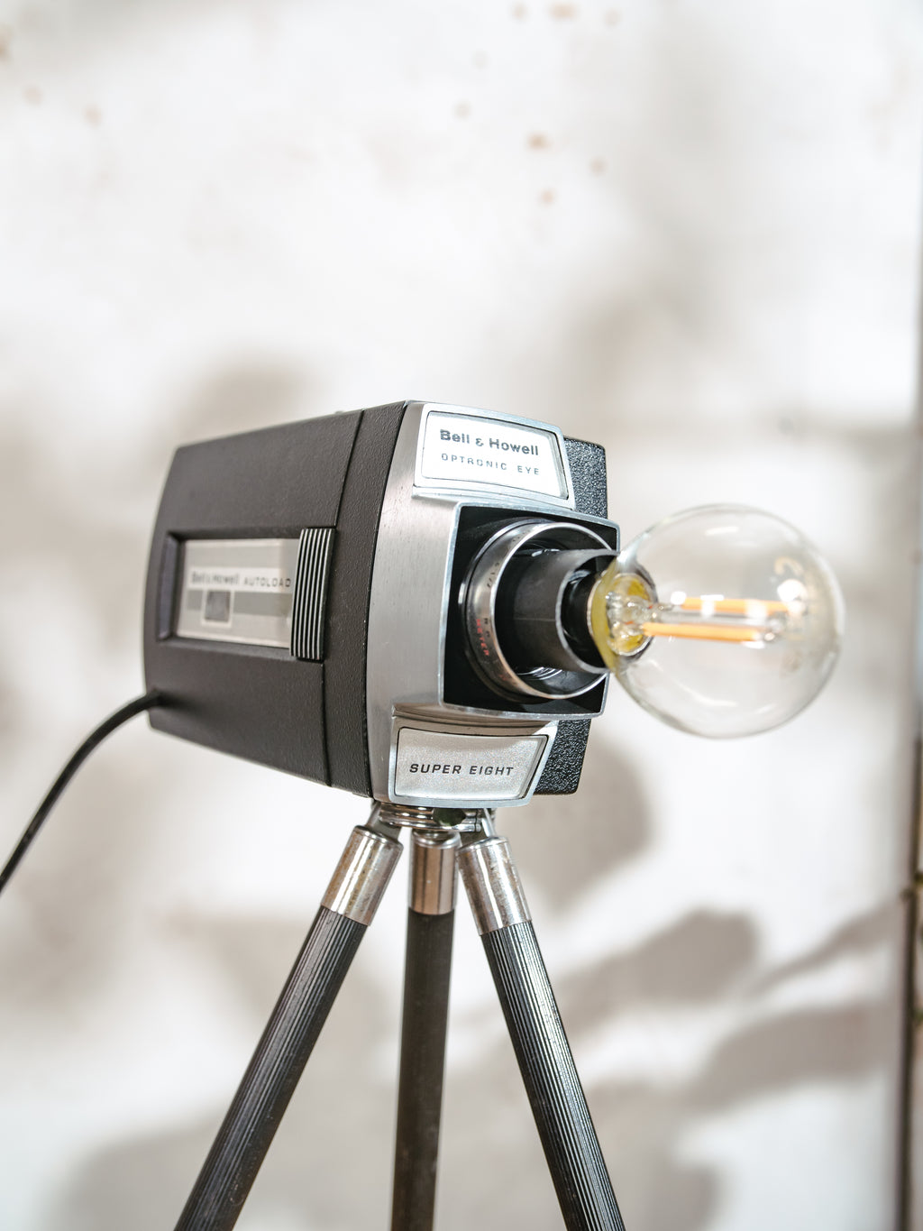 Vintage Bell & Howell Super 8 Filmcamera Bureaulamp, Upcycled Tafellamp op antiek Statief