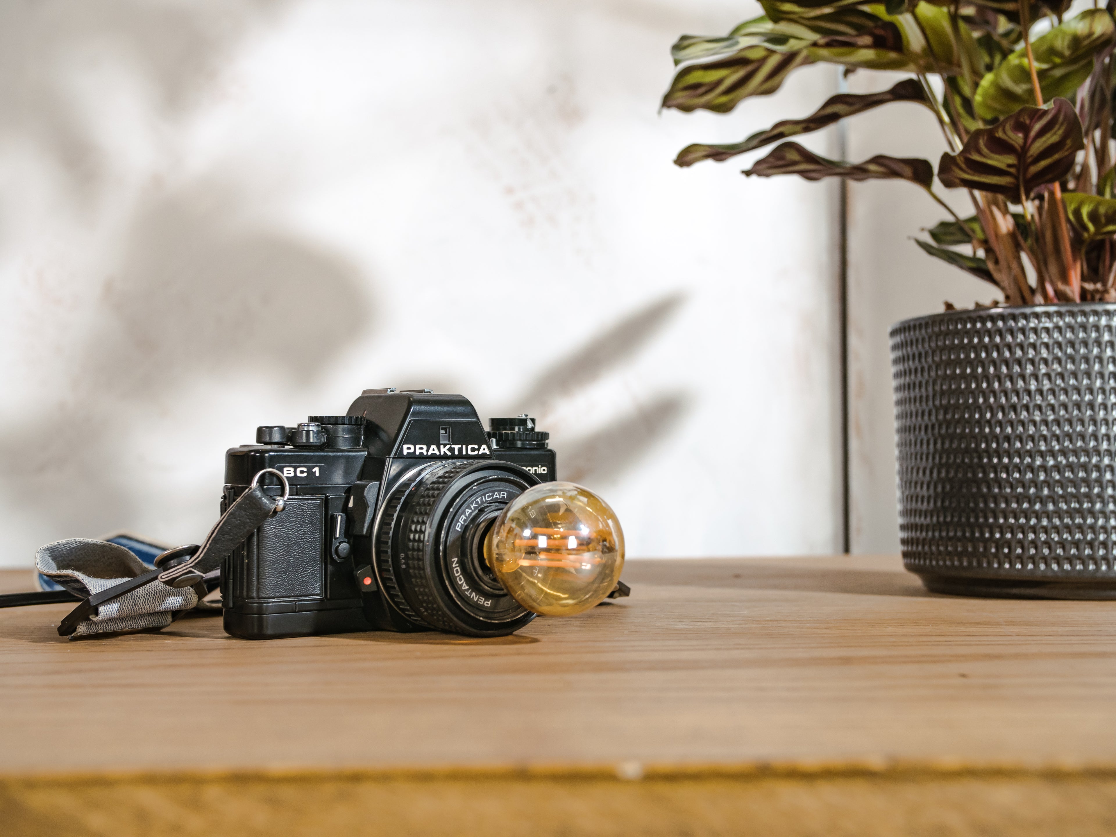 Vintage Praktica BC1 Camera Lamp, Upcycled Desk & Wall light with 50mm Lens, Unique home decor Table lighting, Photographer's gift