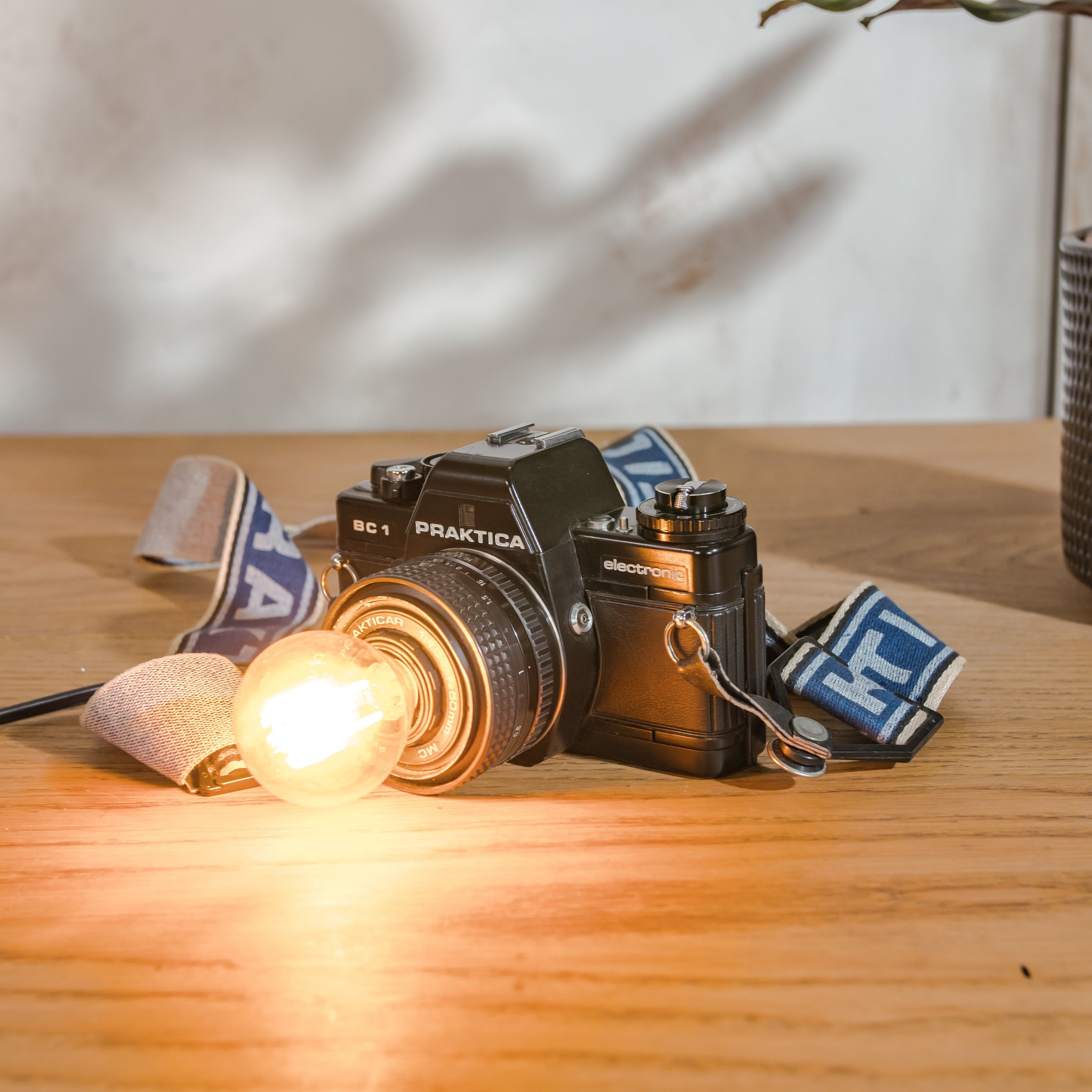 Vintage Praktica BC1 Camera Lamp, Upcycled Desk & Wall light with 50mm Lens, Unique home decor Table lighting, Photographer's gift