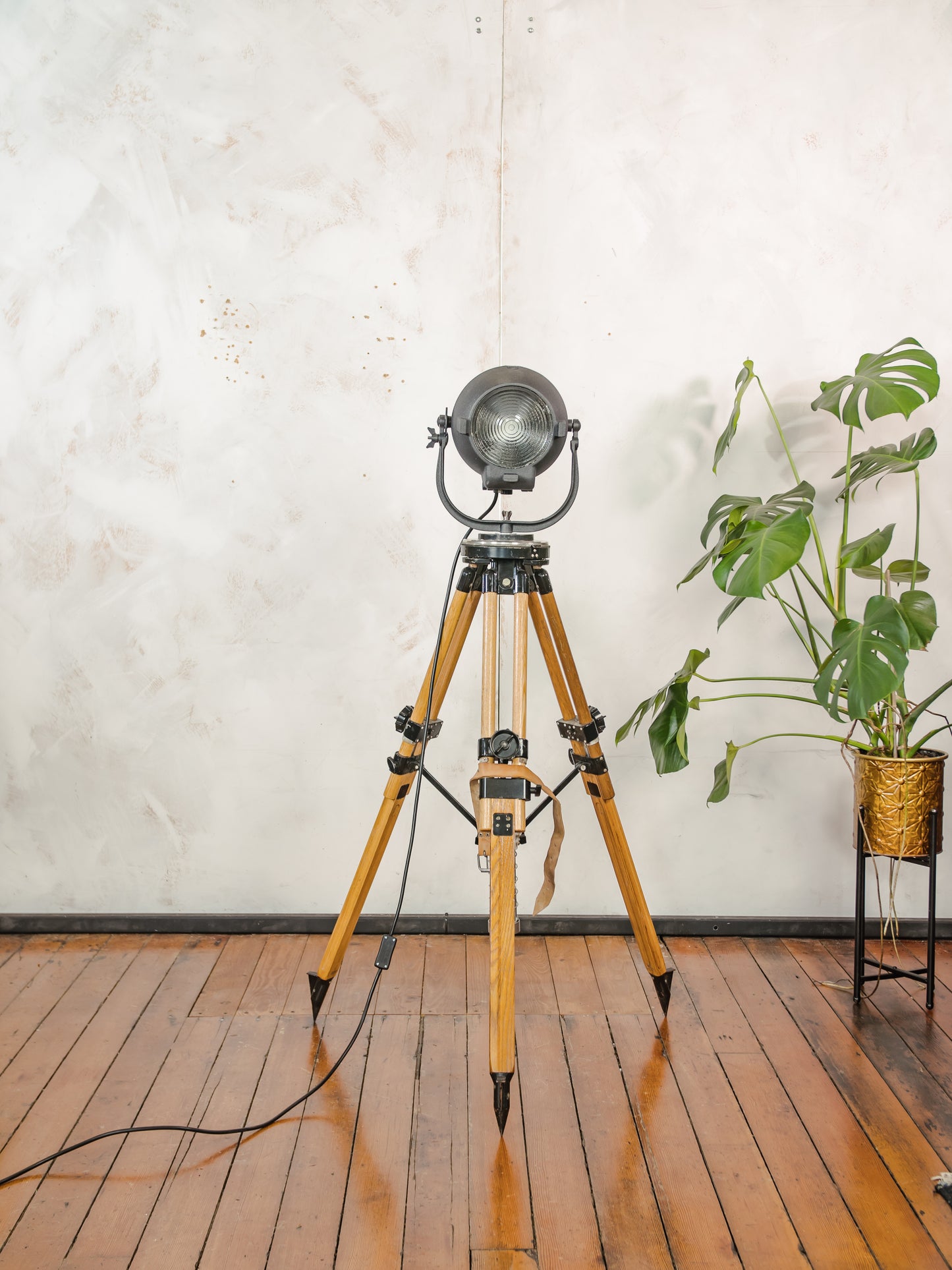 1950s Strand Electric Patt 123 Vintage Theatre Spotlight Lamp on Wooden Tripod, Retro Industrial Design by Morgan McLeod