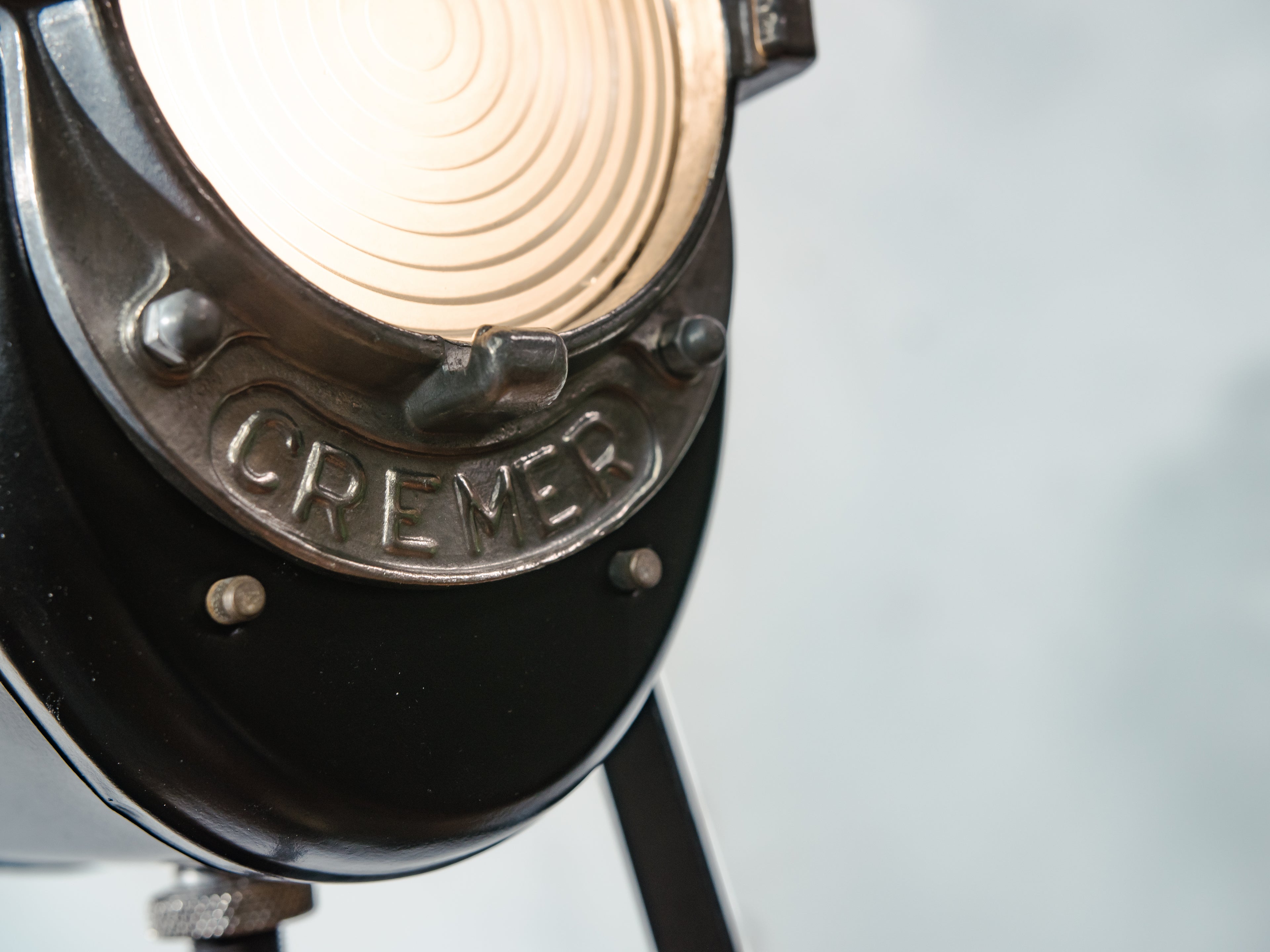 Vintage jaren 50 Franse AE Cremer Baby Spot Theaterlamp op teakhouten statief, industriële retro spotlight vloerlamp voor loft of woondecoratie