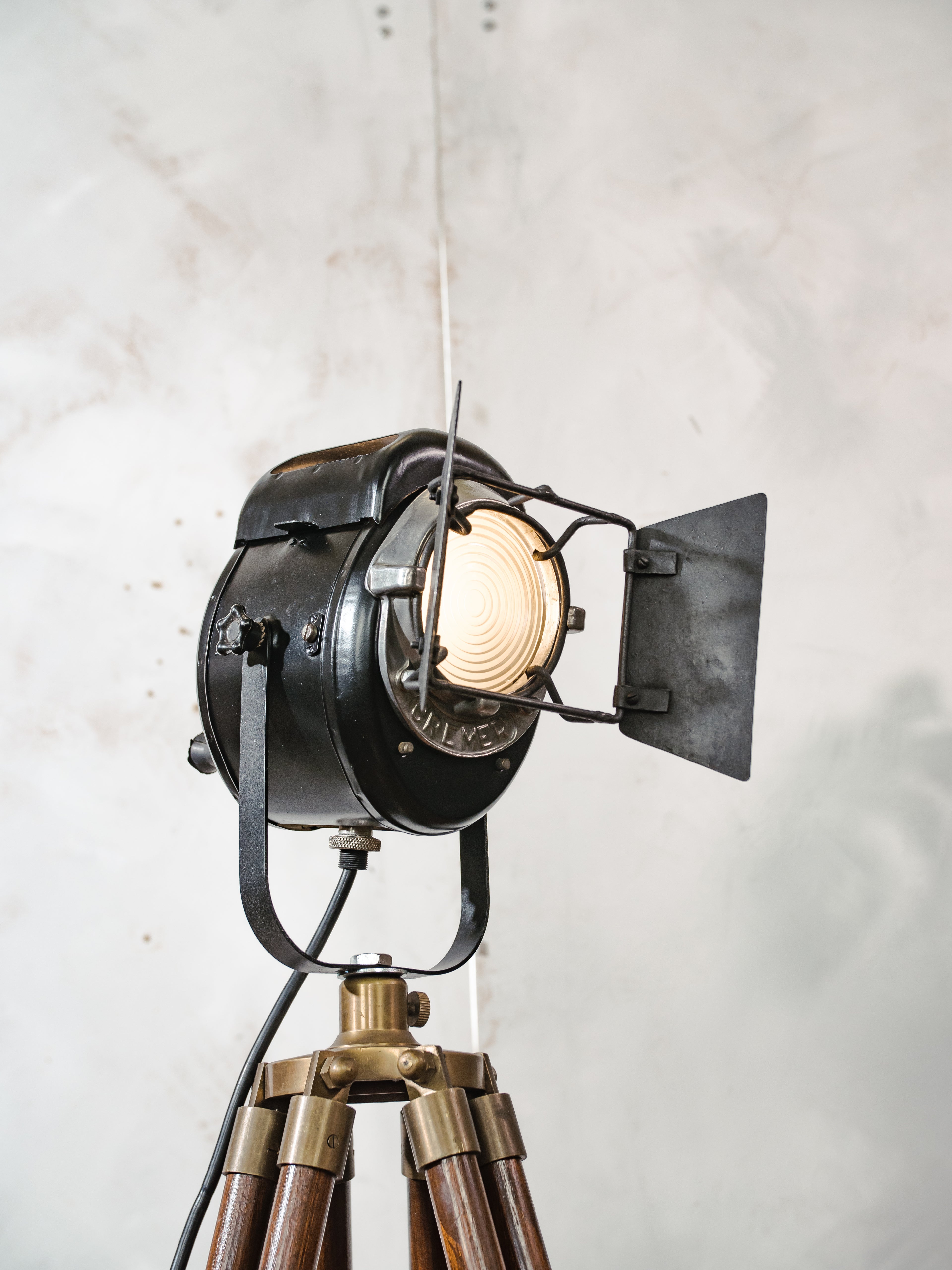 Vintage jaren 50 Franse AE Cremer Baby Spot Theaterlamp op teakhouten statief, industriële retro spotlight vloerlamp voor loft of woondecoratie