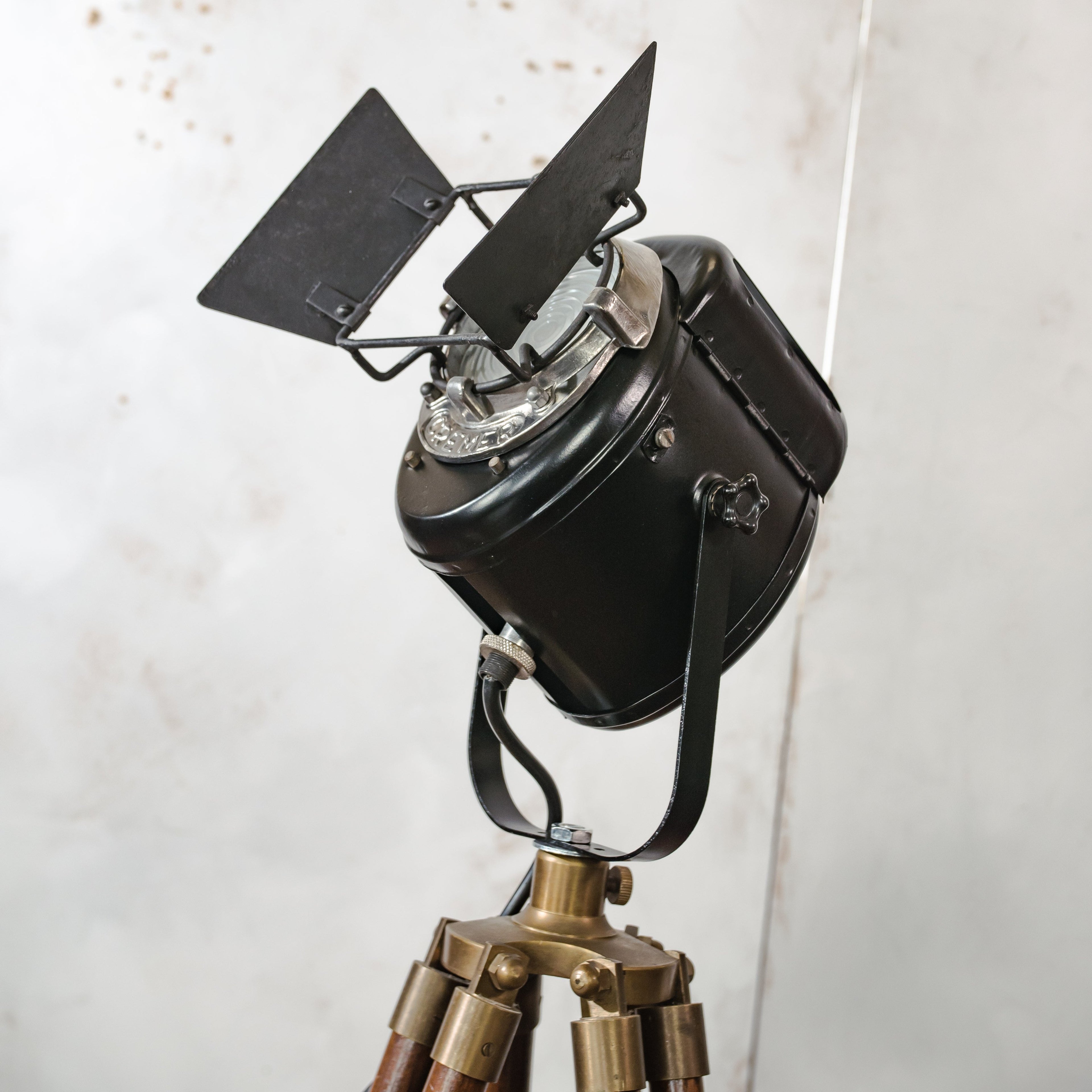 Vintage jaren 50 Franse AE Cremer Baby Spot Theaterlamp op teakhouten statief, industriële retro spotlight vloerlamp voor loft of woondecoratie