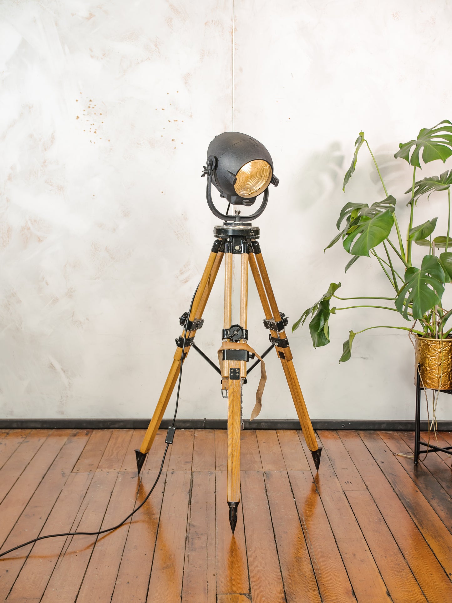 1950s Strand Electric Patt 123 Vintage Theatre Spotlight Lamp on Wooden Tripod, Retro Industrial Design by Morgan McLeod