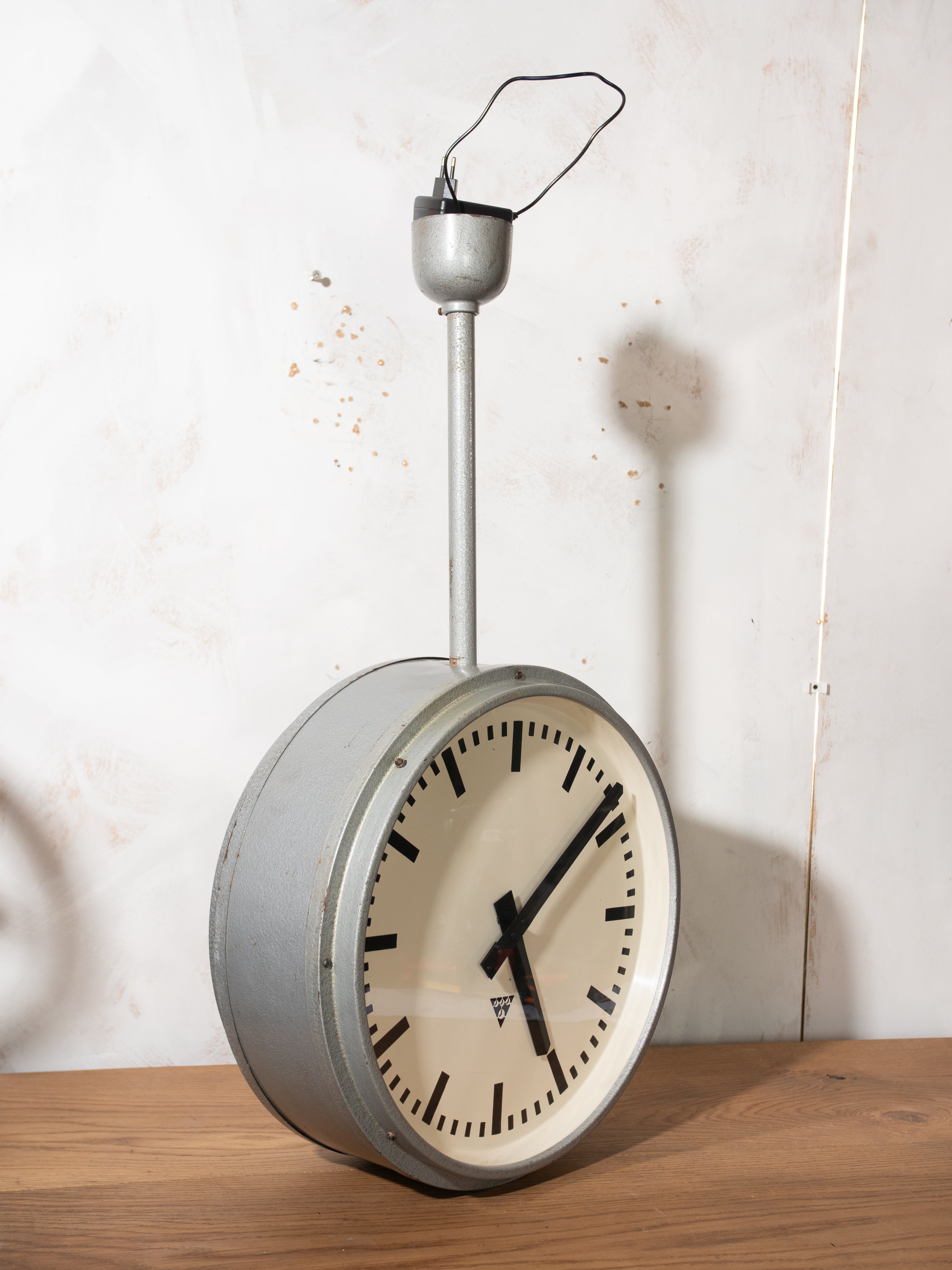 Zeldzame vintage Pragotron dubbelzijdige industriële spoorwegklok, een tijdloos meesterwerk voor loft-, restaurant- of woonkamerdecoratie