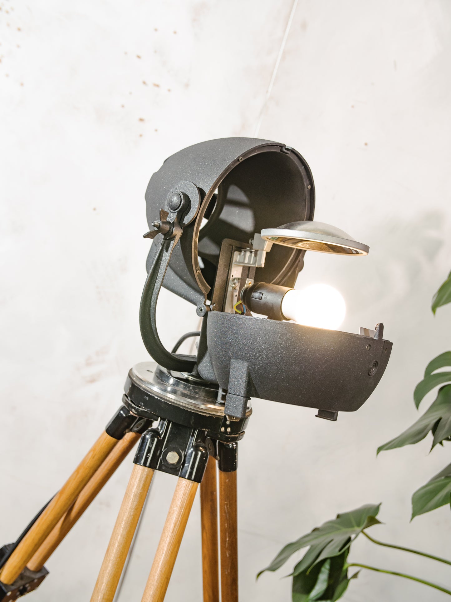 1950s Strand Electric Patt 123 Vintage Theatre Spotlight Lamp on Wooden Tripod, Retro Industrial Design by Morgan McLeod