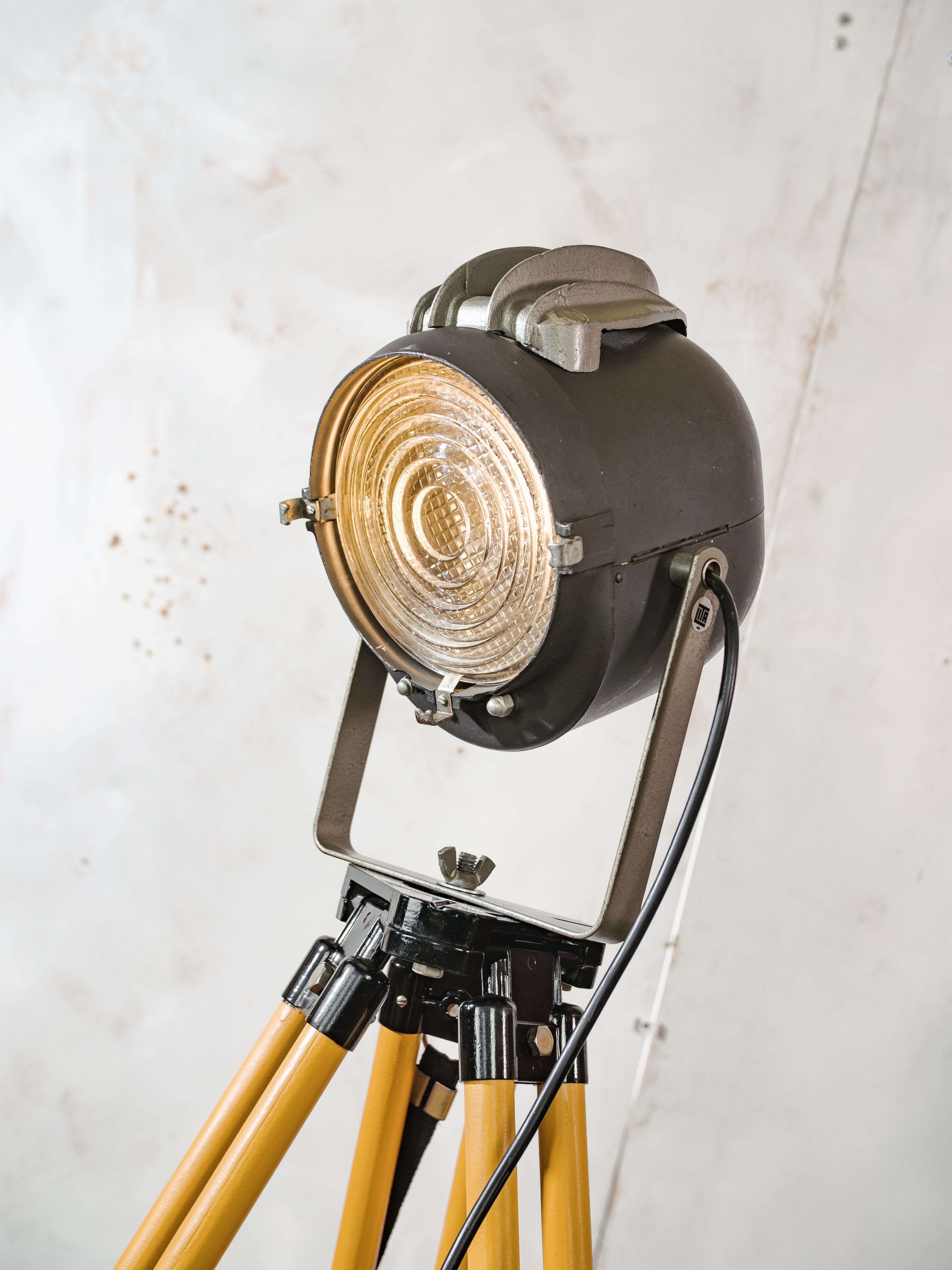 Vintage jaren 50 Franse theaterspotlamp, Lita-projector met schuurdeuren op verstelbaar houten statief