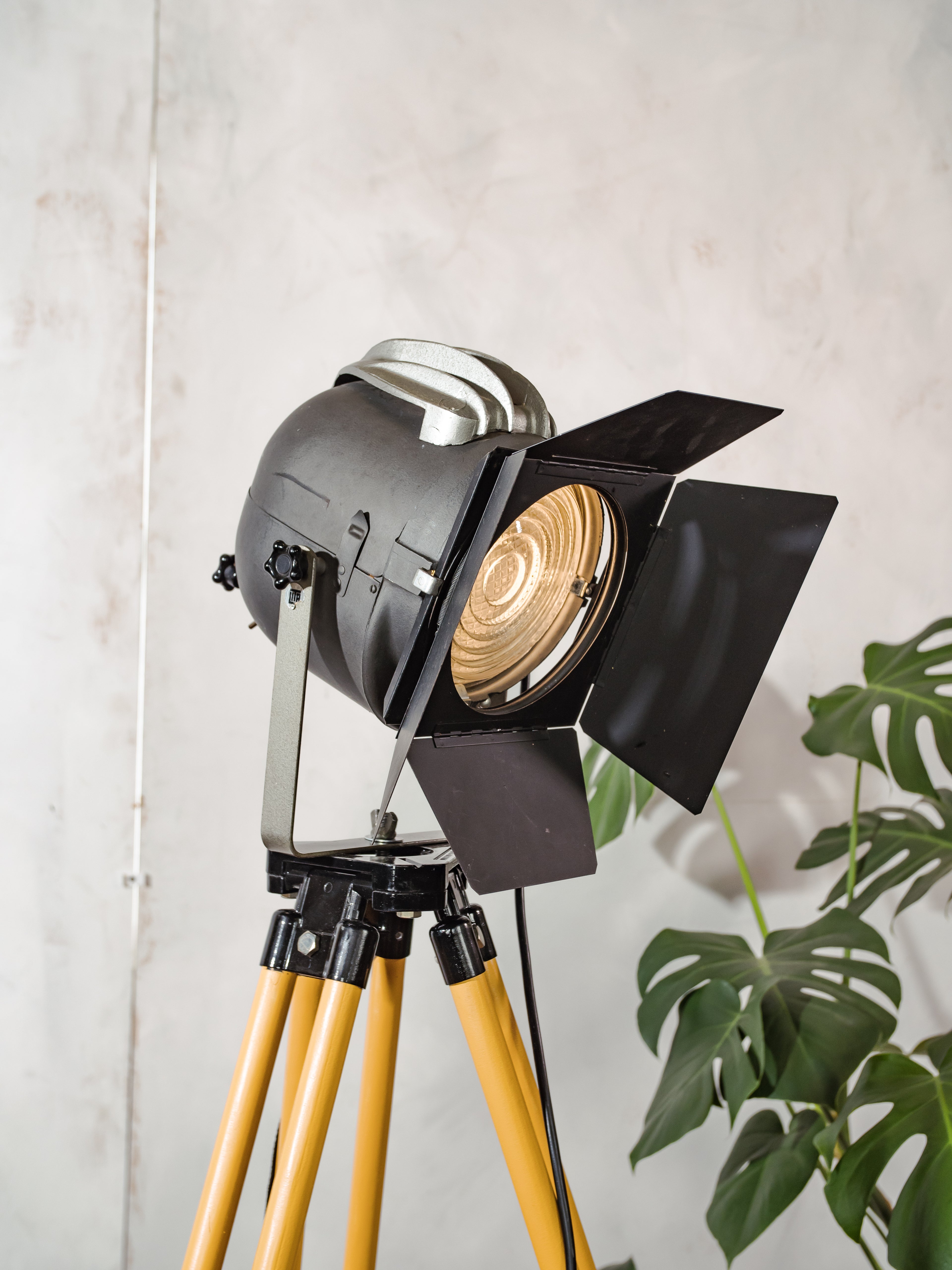 Vintage jaren 50 Franse theaterspotlamp, Lita-projector met schuurdeuren op verstelbaar houten statief