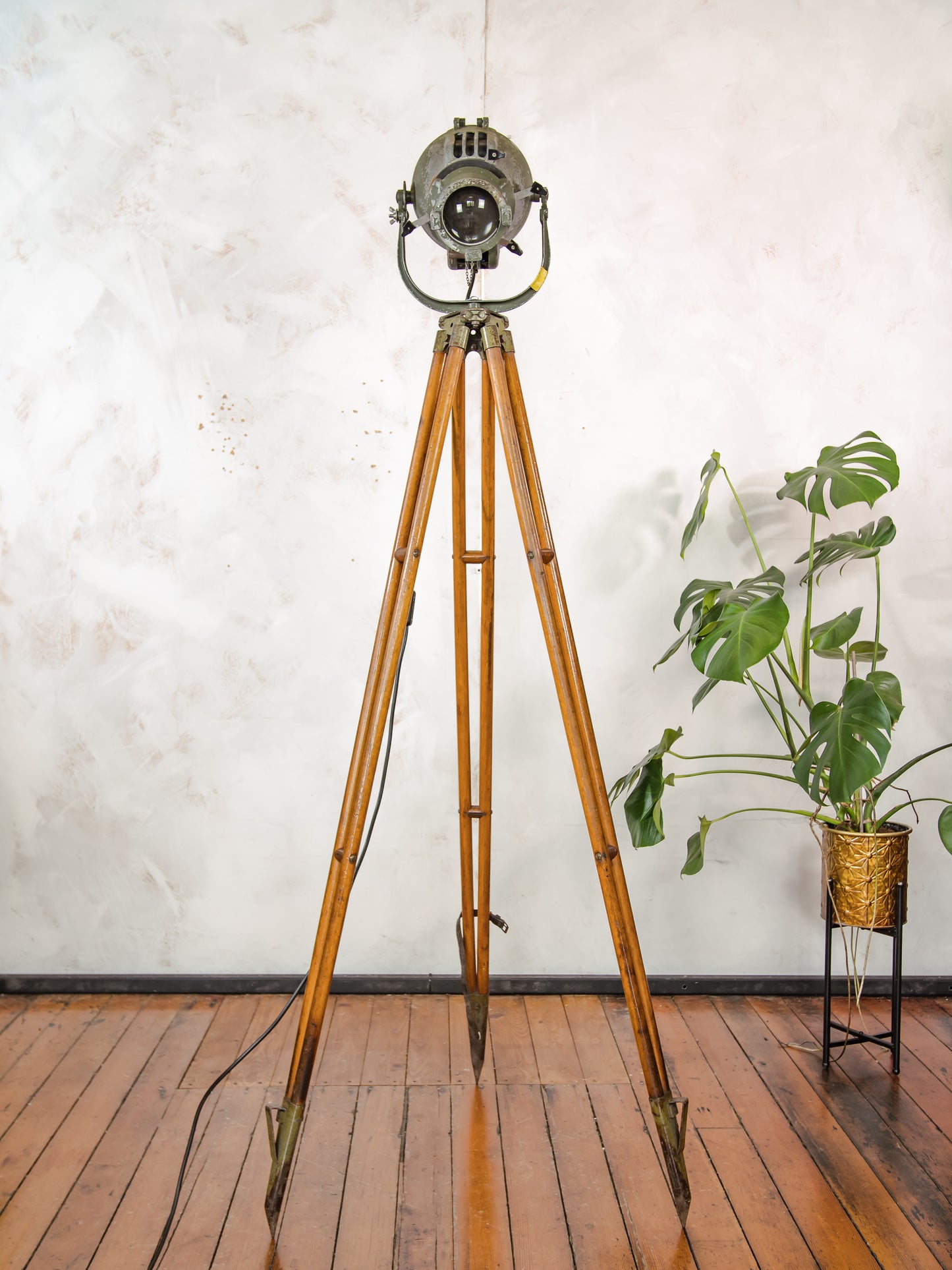 1960s Theatre Spotlight Wooden Standard Floor Lamp by Strand Electric, Model Patt 23 Pipo, Vintage Stage lighting