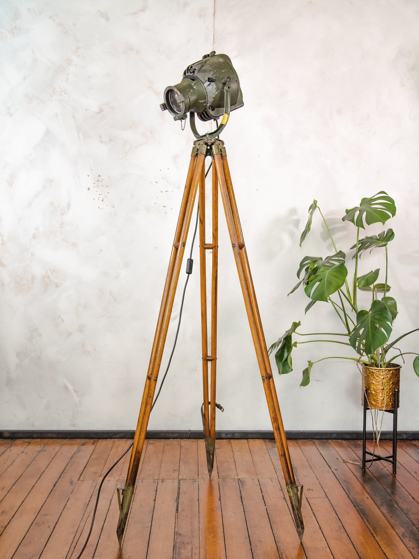 1960s Theatre Spotlight Wooden Standard Floor Lamp by Strand Electric, Model Patt 23 Pipo, Vintage Stage lighting