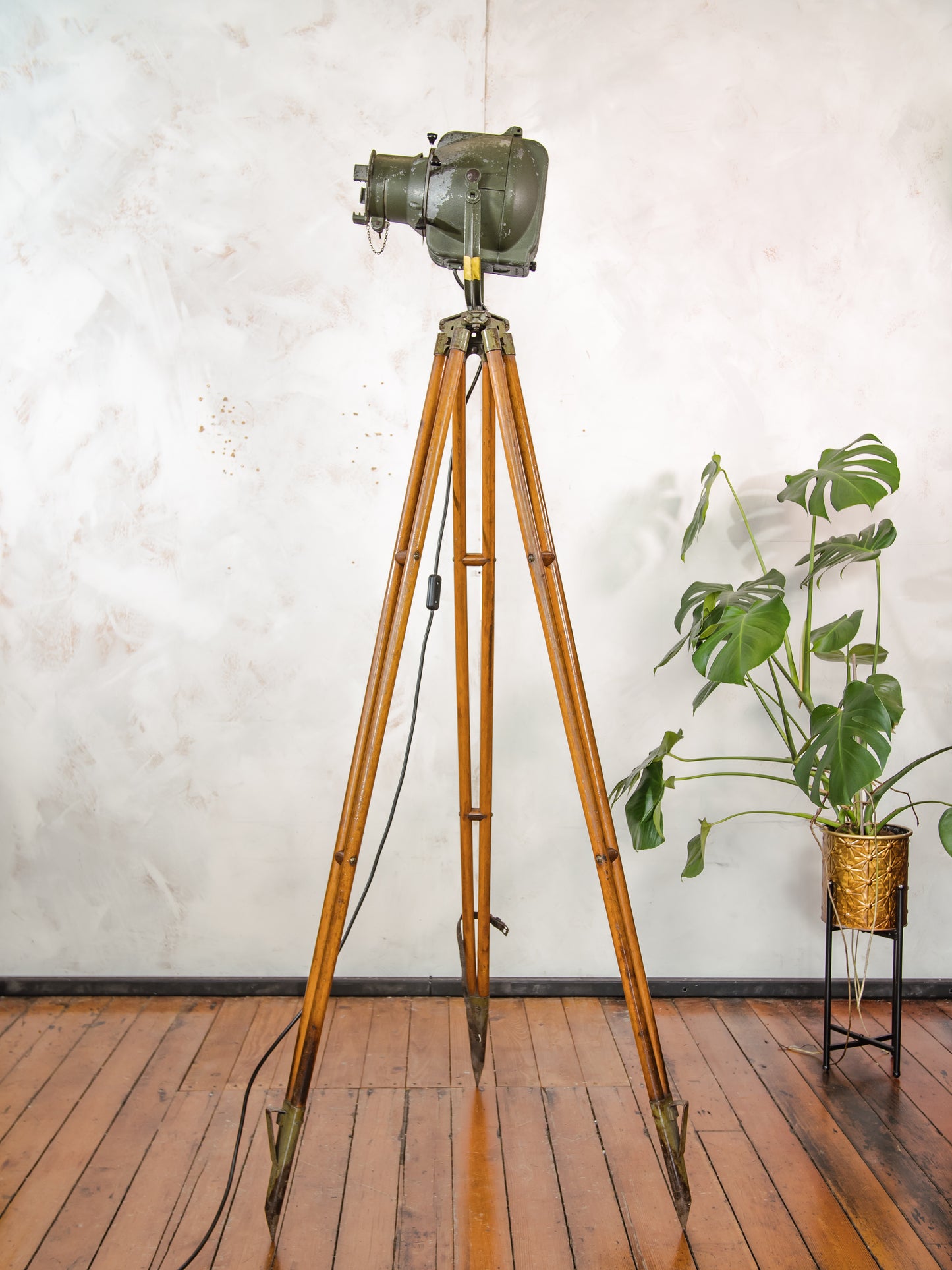 1960s Theatre Spotlight Wooden Standard Floor Lamp by Strand Electric, Model Patt 23 Pipo, Vintage Stage lighting