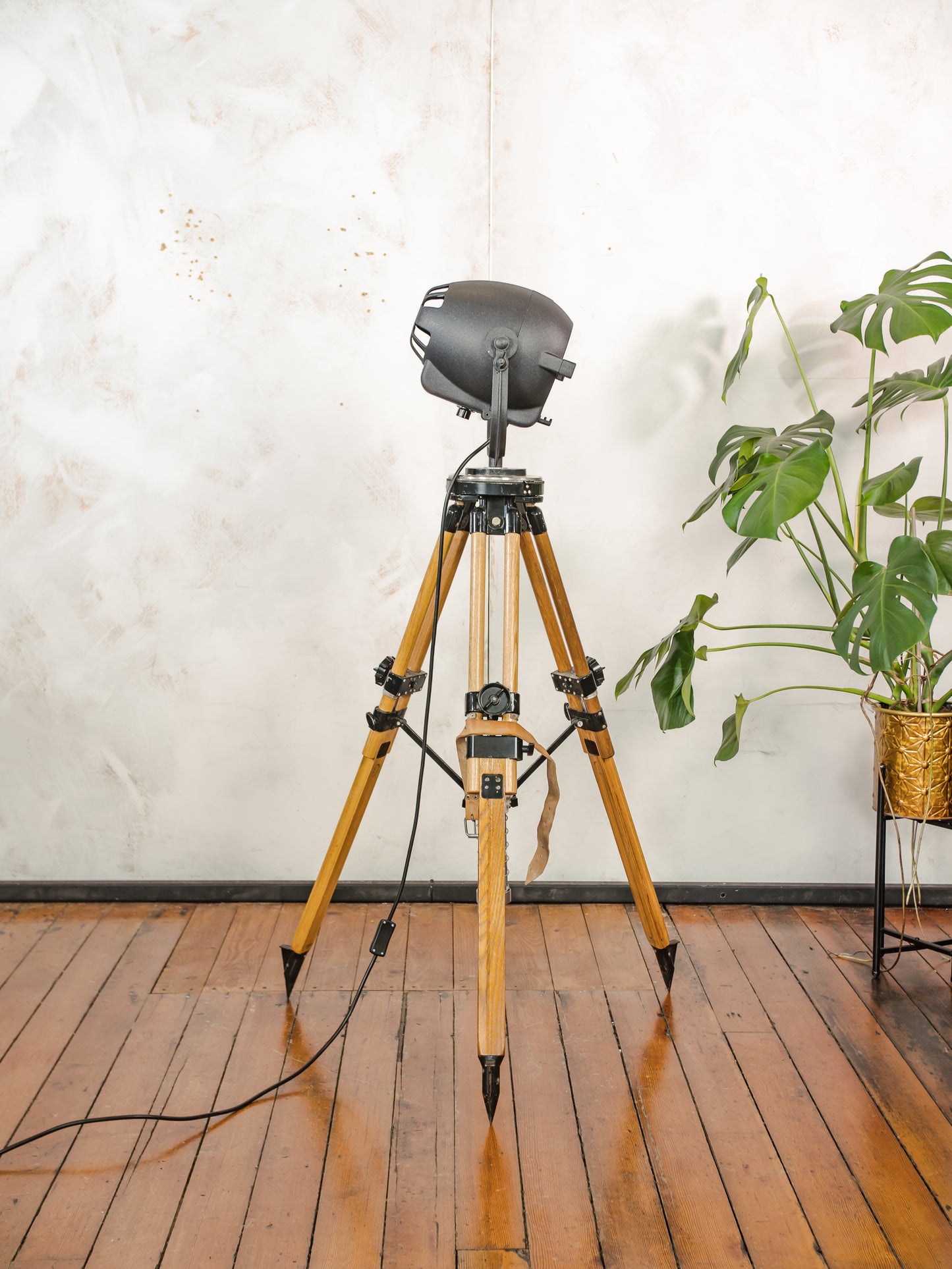 1950s Strand Electric Patt 123 Vintage Theatre Spotlight Lamp on Wooden Tripod, Retro Industrial Design by Morgan McLeod