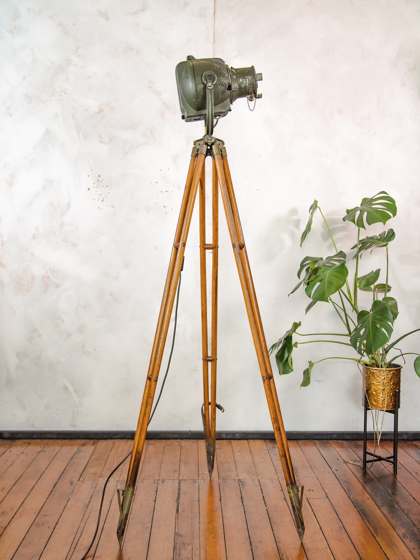 1960s Theatre Spotlight Wooden Standard Floor Lamp by Strand Electric, Model Patt 23 Pipo, Vintage Stage lighting