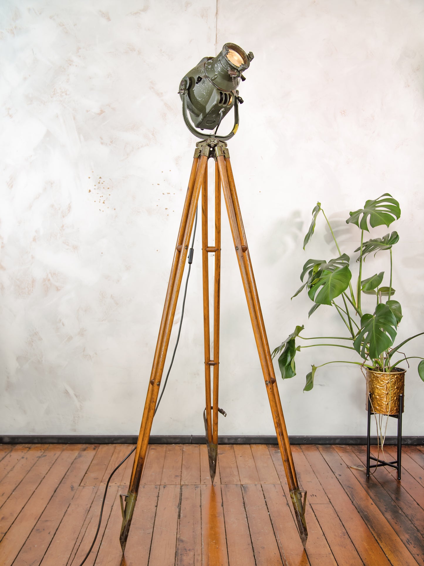 1960s Theatre Spotlight Wooden Standard Floor Lamp by Strand Electric, Model Patt 23 Pipo, Vintage Stage lighting