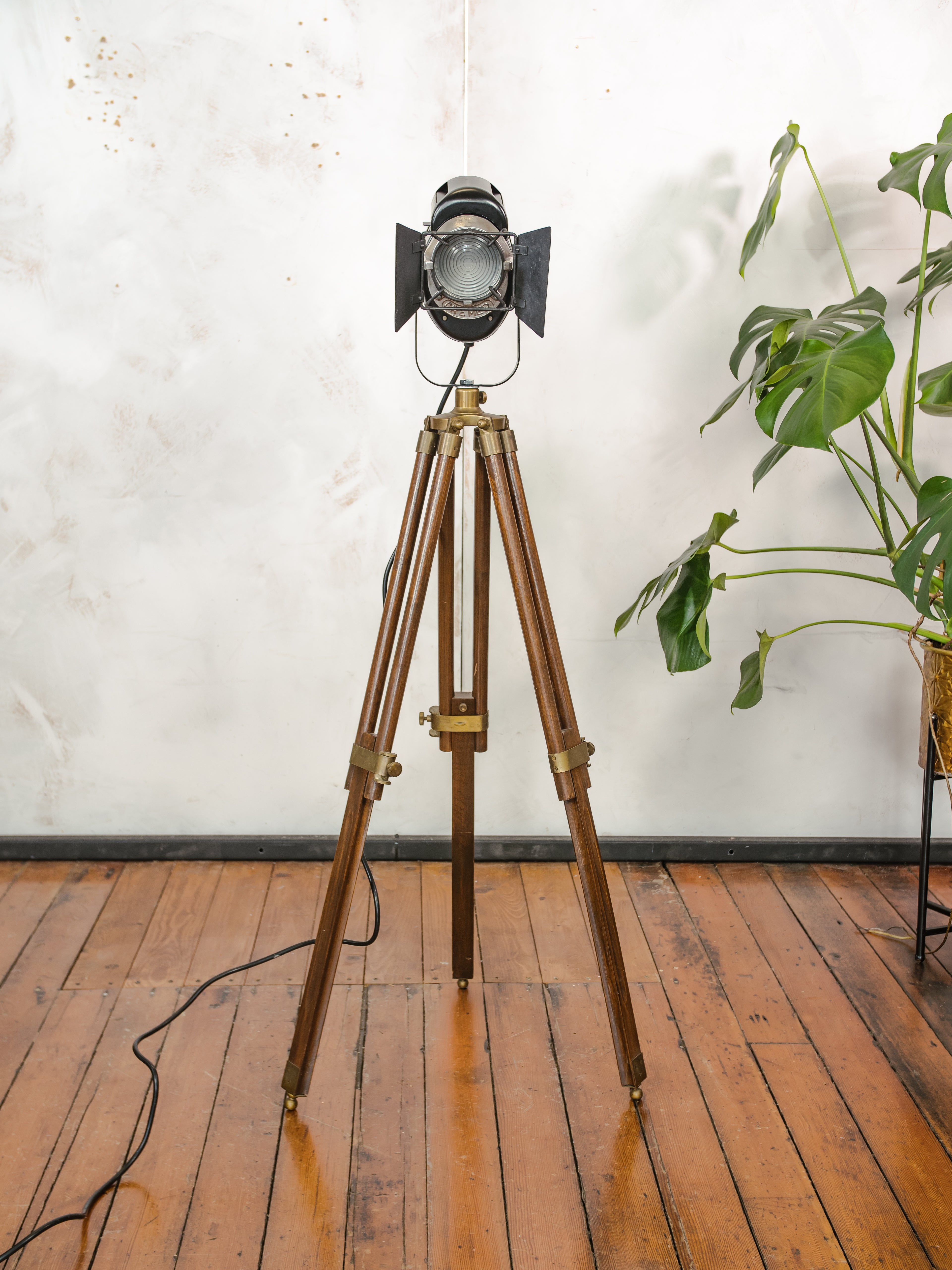 Vintage jaren 50 Franse AE Cremer Baby Spot Theaterlamp op teakhouten statief, industriële retro spotlight vloerlamp voor loft of woondecoratie