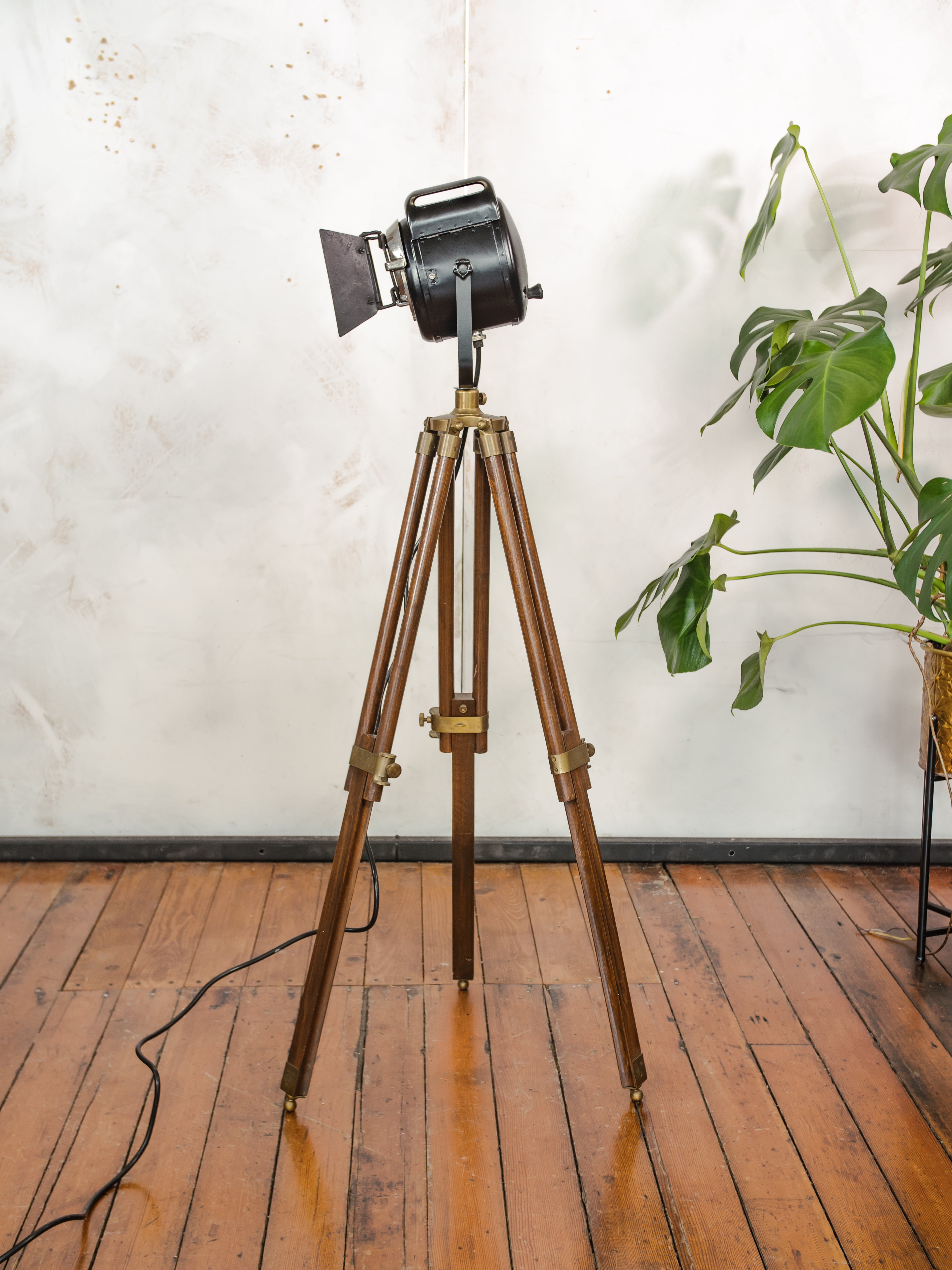 Vintage jaren 50 Franse AE Cremer Baby Spot Theaterlamp op teakhouten statief, industriële retro spotlight vloerlamp voor loft of woondecoratie