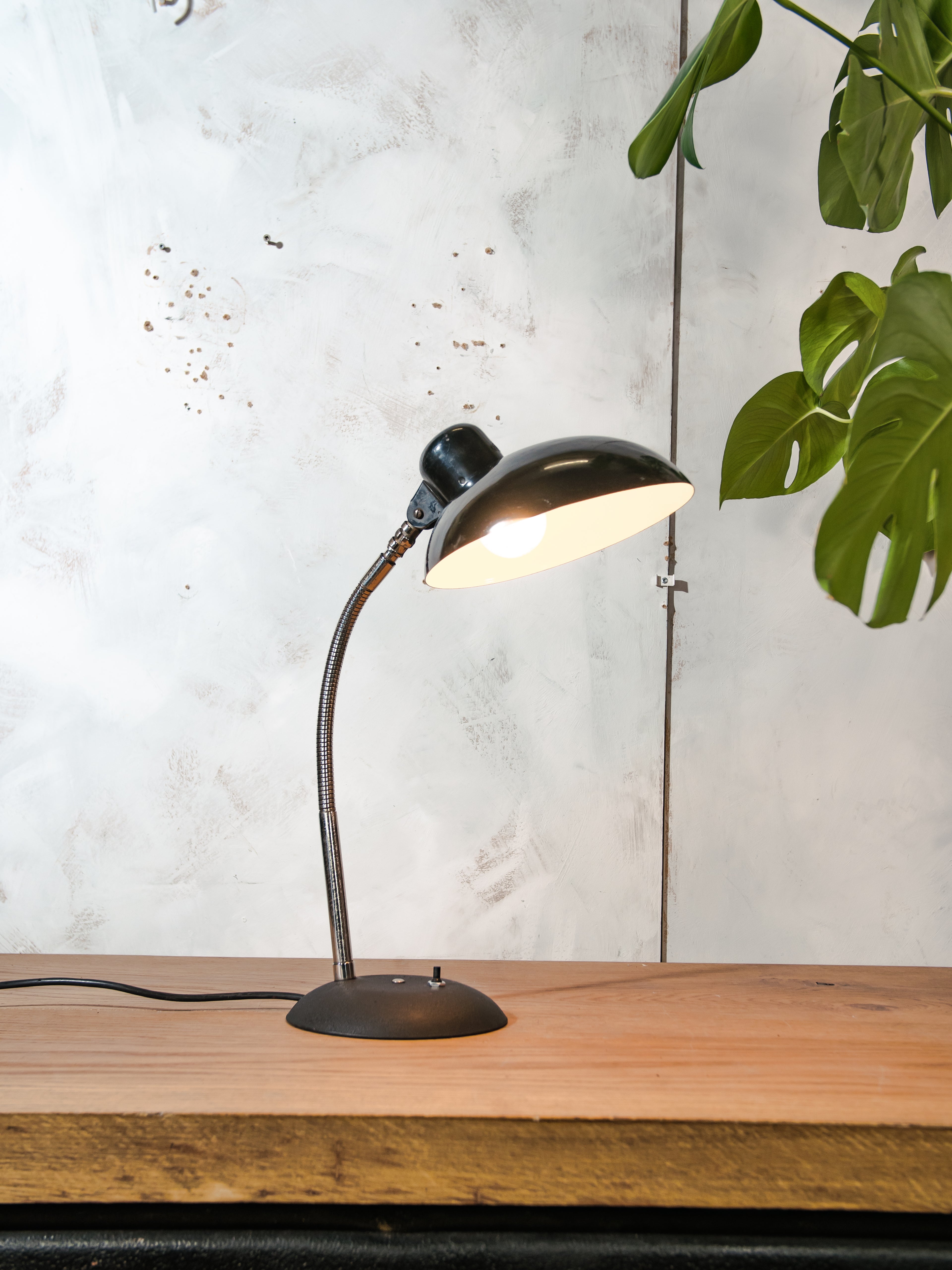 SIS Duitsland Bauhaus Bureaulamp Zwart Model 50, 1960s Mid Century Modern Tafelverlichting, Grote lampenkap E27