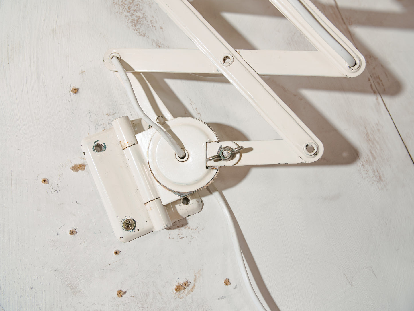 White Scissor Lamp 1940s by ADEM Large model, Bauhaus Dutch designer Harmonica Wall lighting