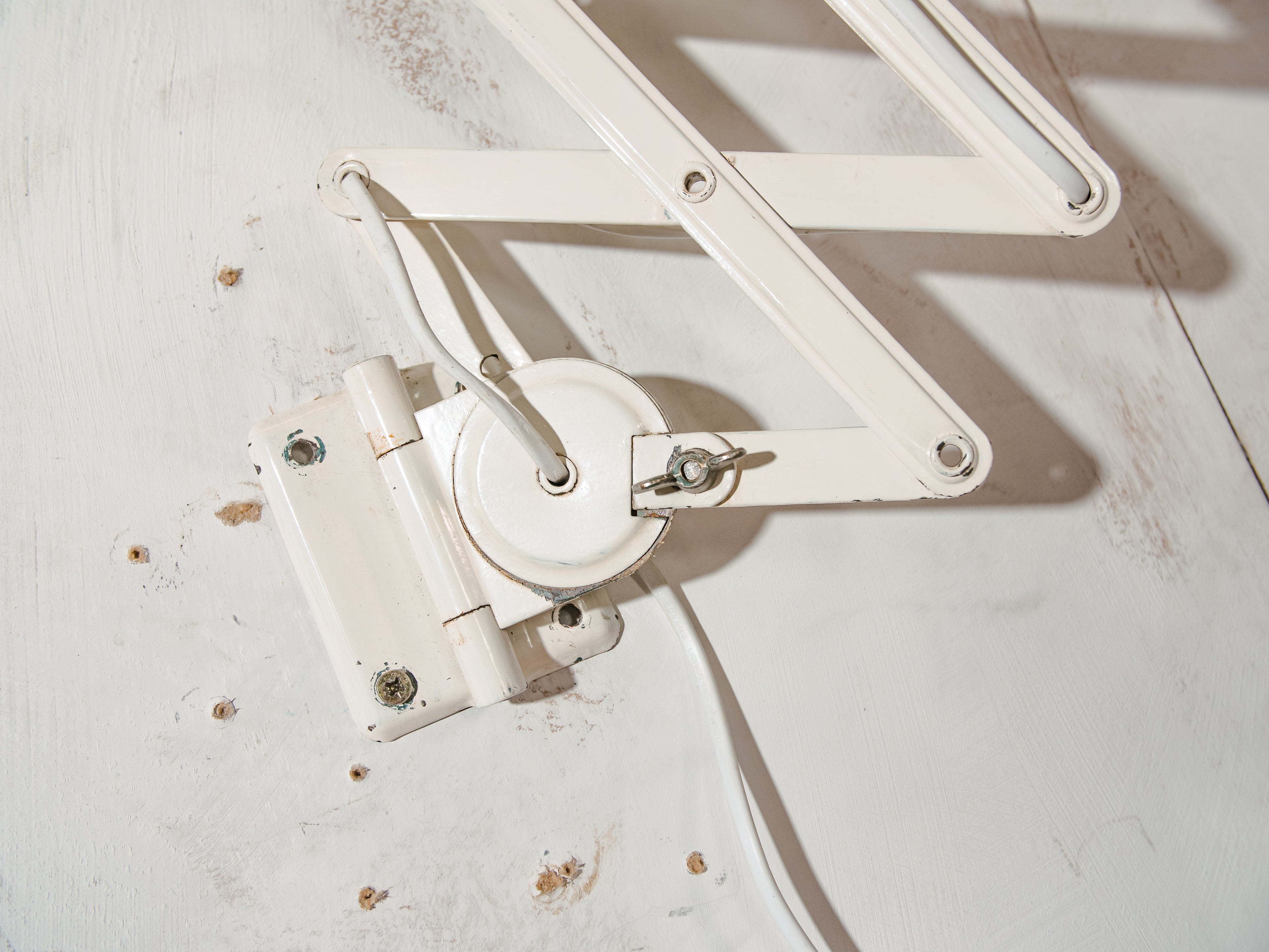 White Scissor Lamp 1940s by ADEM Large model, Bauhaus Dutch designer Harmonica Wall lighting