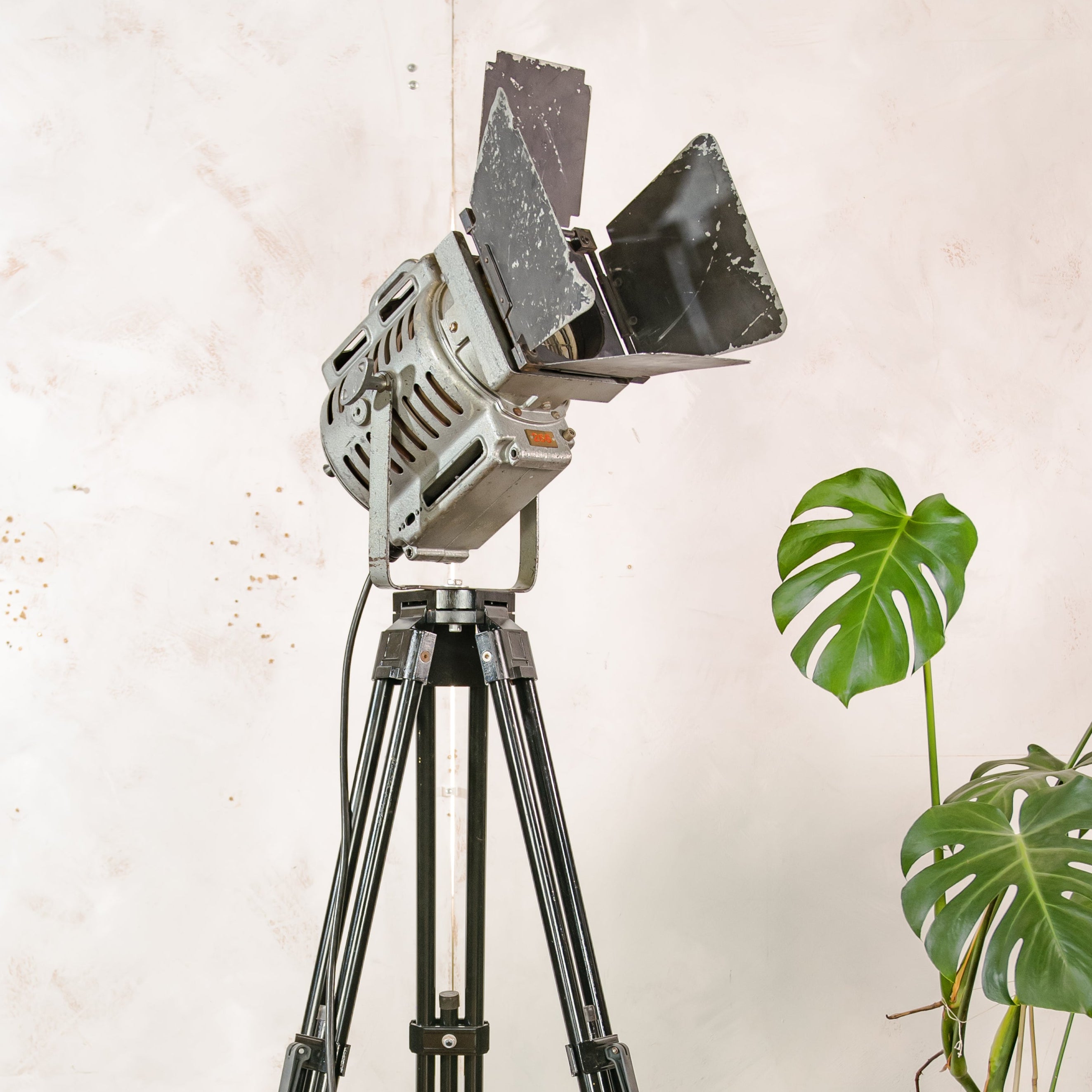 Vintage Film Spotlight vloerlamp van ARRI, Arnold & Richter industriële filmlamp uit de jaren 50, Landmeetkundige statieflamp, retro studioverlichting
