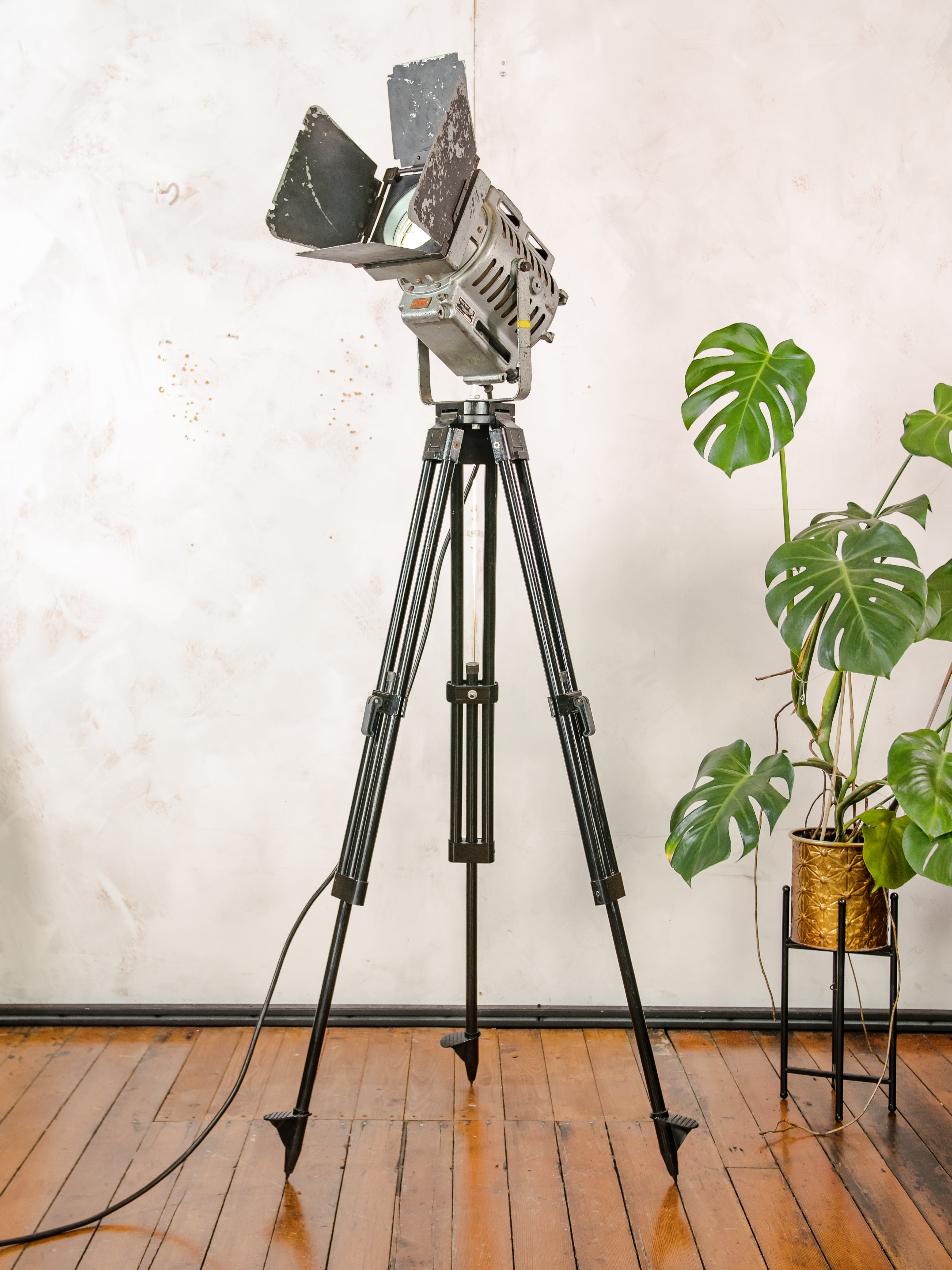 Vintage Film Spotlight vloerlamp van ARRI, Arnold & Richter industriële filmlamp uit de jaren 50, Landmeetkundige statieflamp, retro studioverlichting