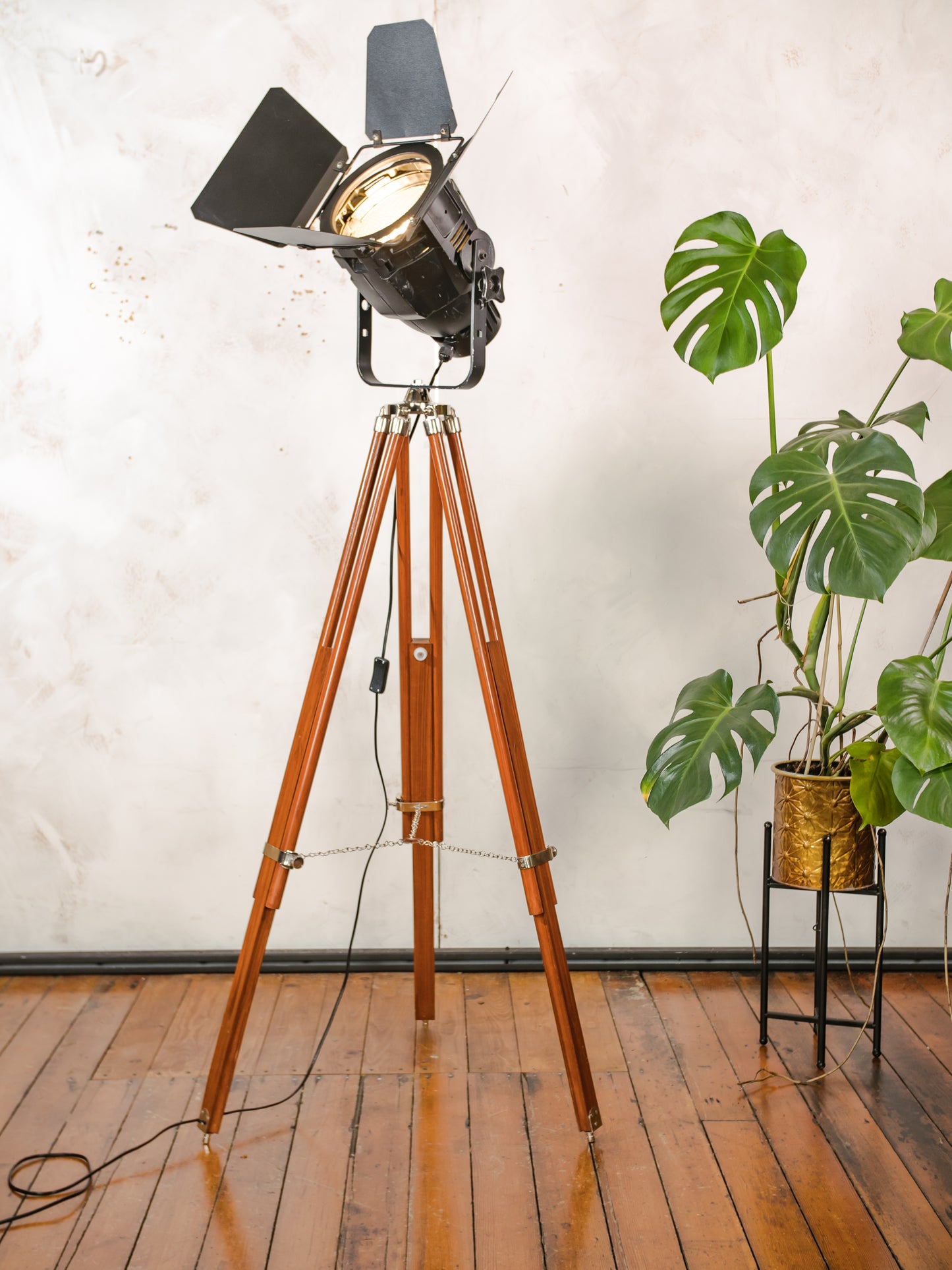 Floor lamp Vintage Black Theatre Light Barndoors, The Aliën Spotlight,  Studio Stagelight on adjustable Wooden Tripod, Floor Spot light