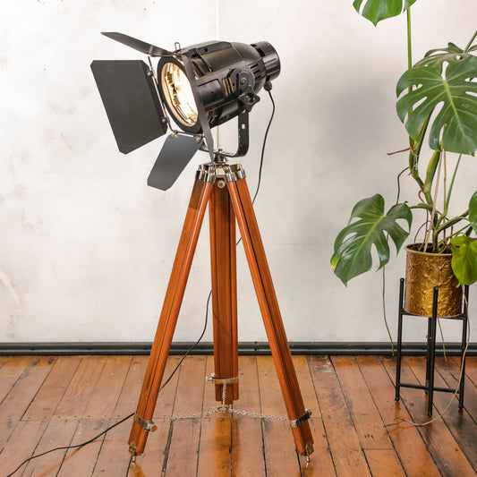Floor lamp Vintage Black Theatre Light Barndoors, The Aliën Spotlight,  Studio Stagelight on adjustable Wooden Tripod, Floor Spot light