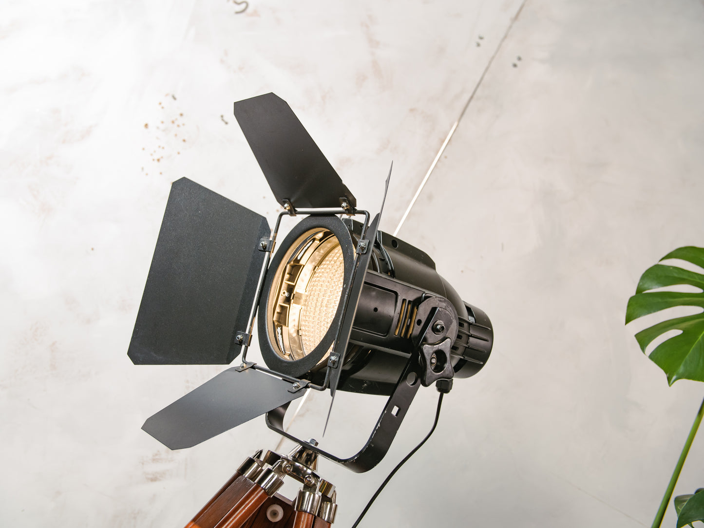 Floor lamp Vintage Black Theatre Light Barndoors, The Aliën Spotlight,  Studio Stagelight on adjustable Wooden Tripod, Floor Spot light