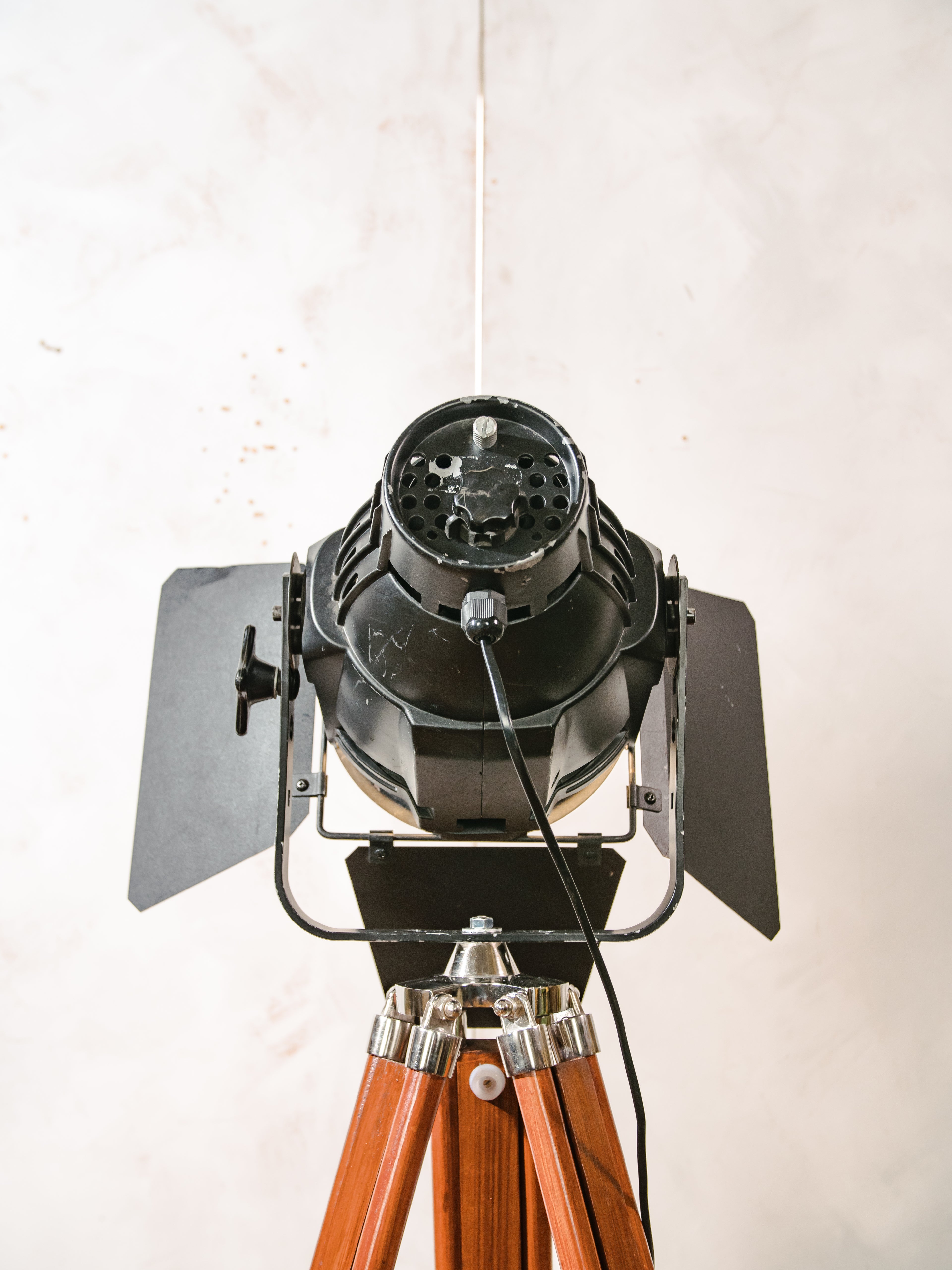 Floor lamp Vintage Black Theatre Light Barndoors, The Aliën Spotlight,  Studio Stagelight on adjustable Wooden Tripod, Floor Spot light