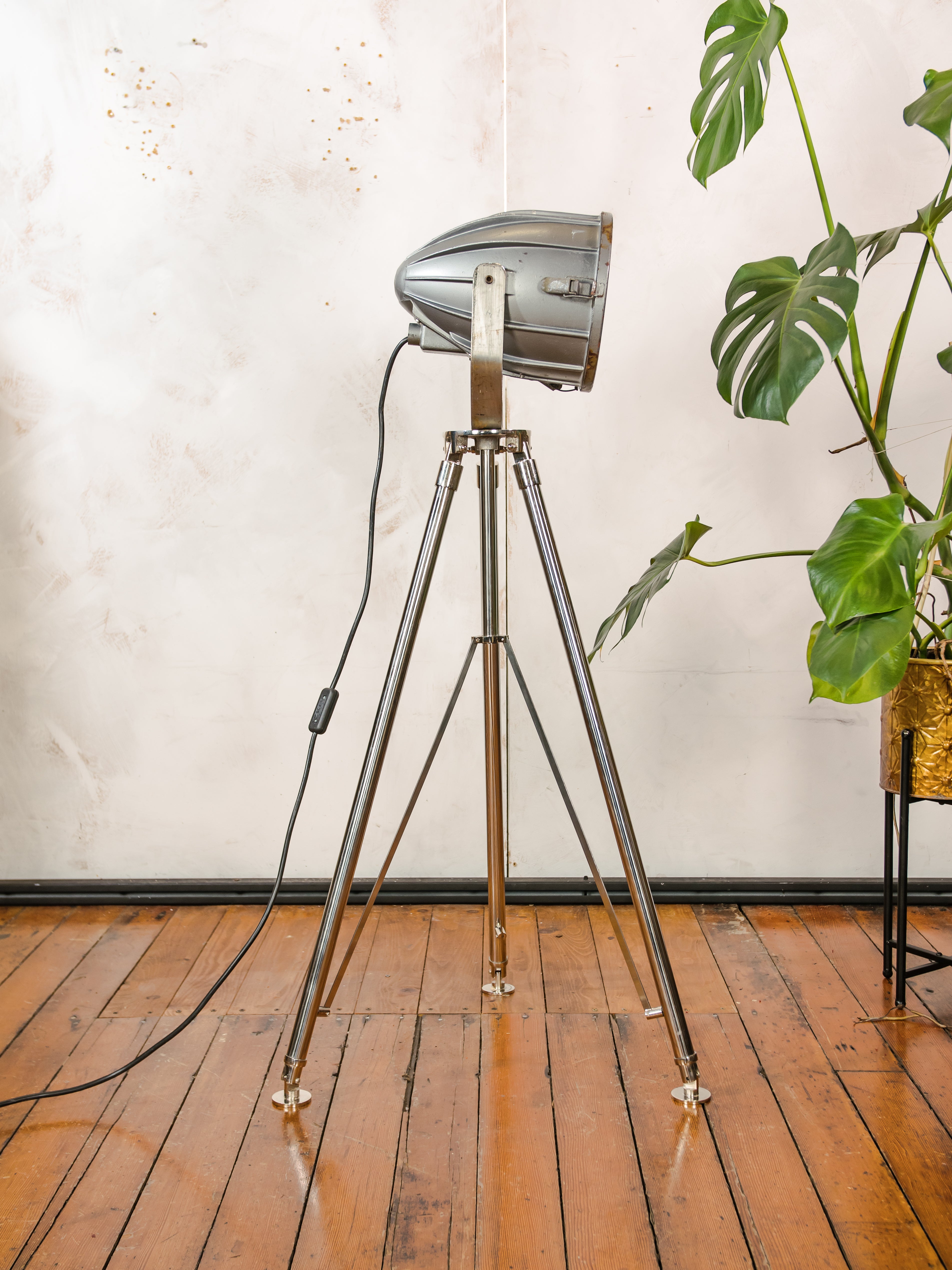 Vintage Spotlight op Chrome Tripod Vloerlamp, Grijs 1970s CCCP Sovjet Raket vormige industriële Verlichting, Mid Century Modern