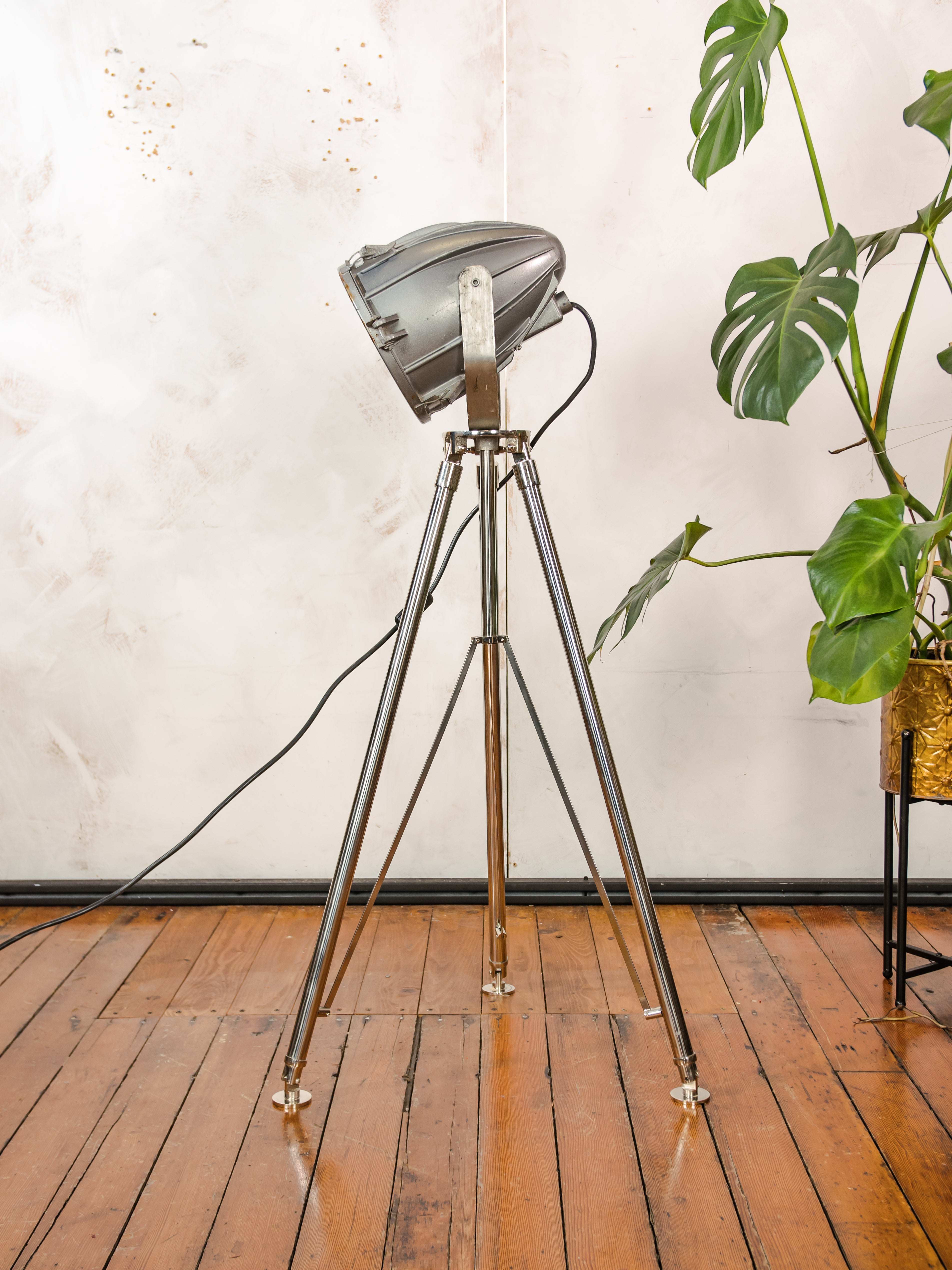 Vintage Spotlight op Chrome Tripod Vloerlamp, Grijs 1970s CCCP Sovjet Raket vormige industriële Verlichting, Mid Century Modern