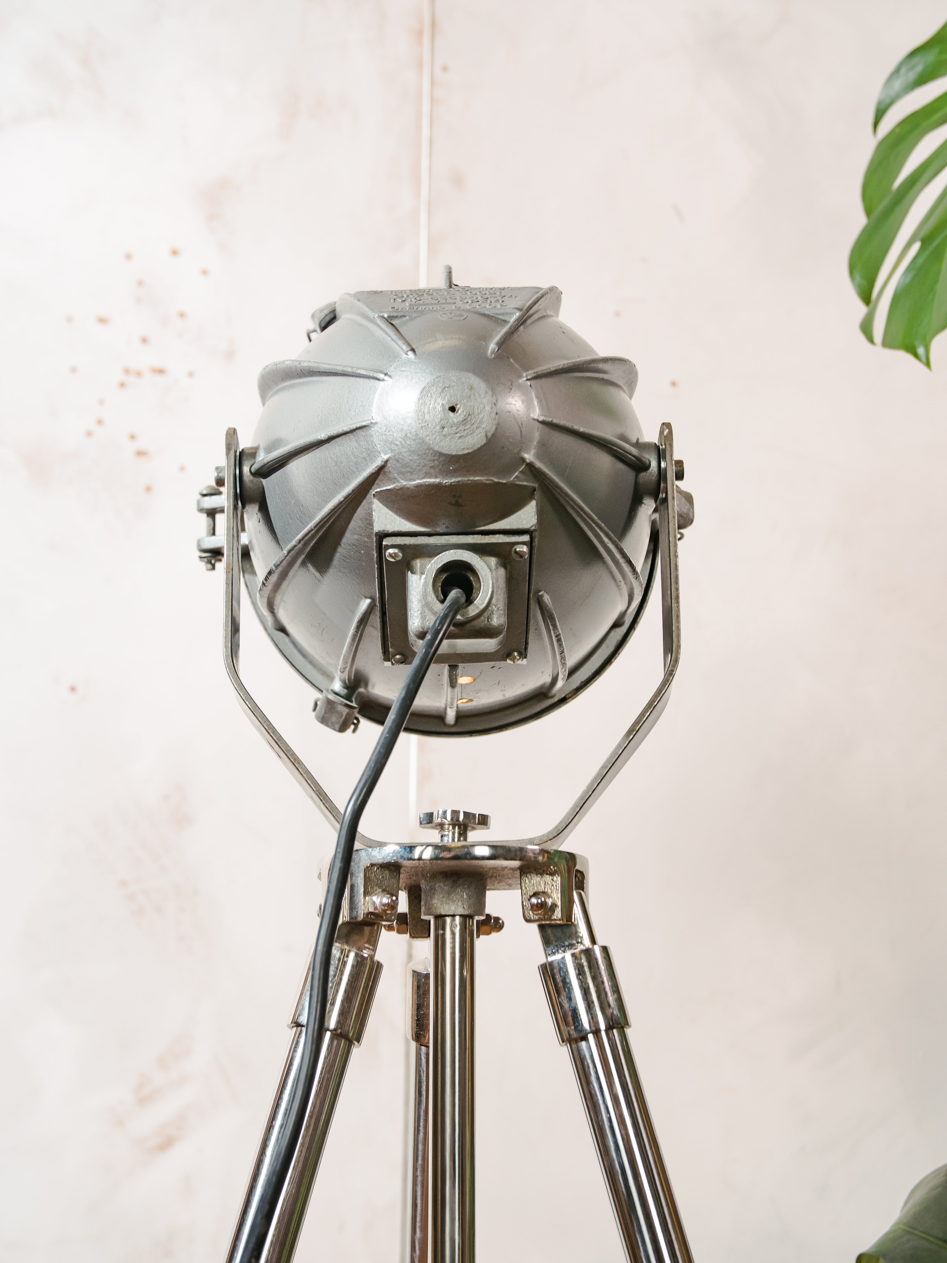 Vintage Spotlight op Chrome Tripod Vloerlamp, Grijs 1970s CCCP Sovjet Raket vormige industriële Verlichting, Mid Century Modern